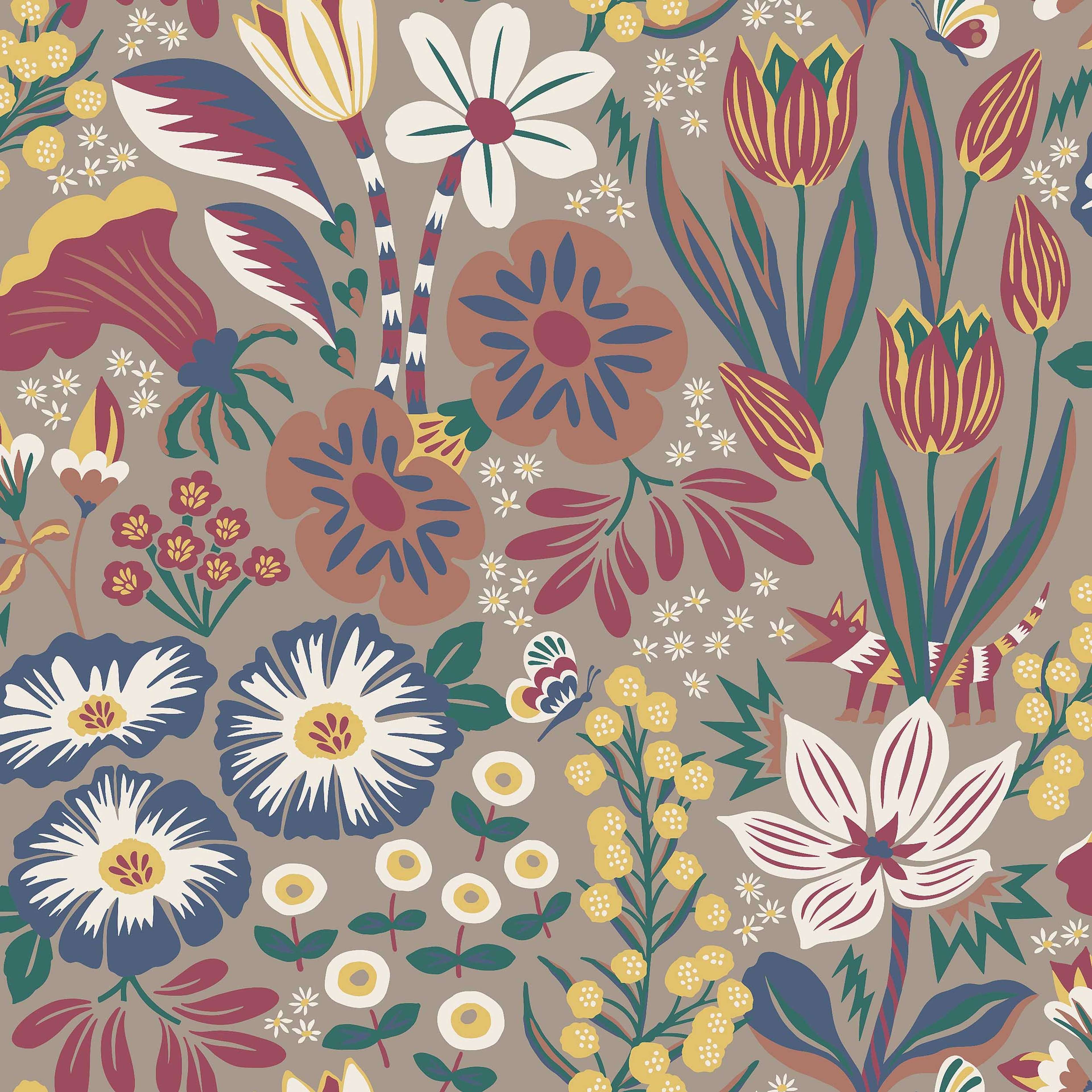 Hanna Werning Trädgården brun, tapet tapet med blommigt mönster i brun. Från kollektionen swedish designers. Nonwoven-material med förskjuten passning.
