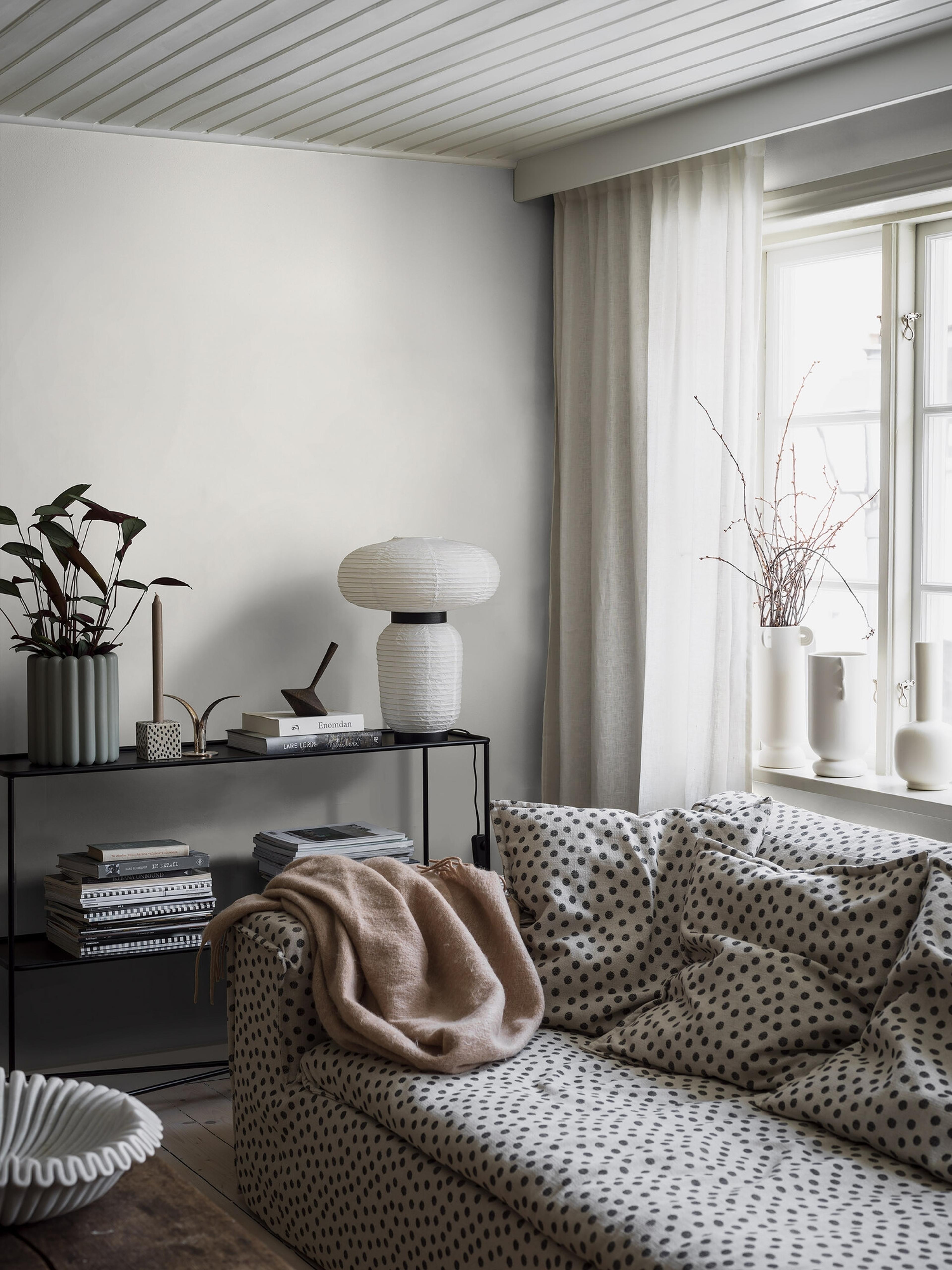 White Linen tapet med enfargat, textilimitation mönster i vit. Från kollektionen Linen. Nonwoven-material. Passar i vardagsrum och matsal.