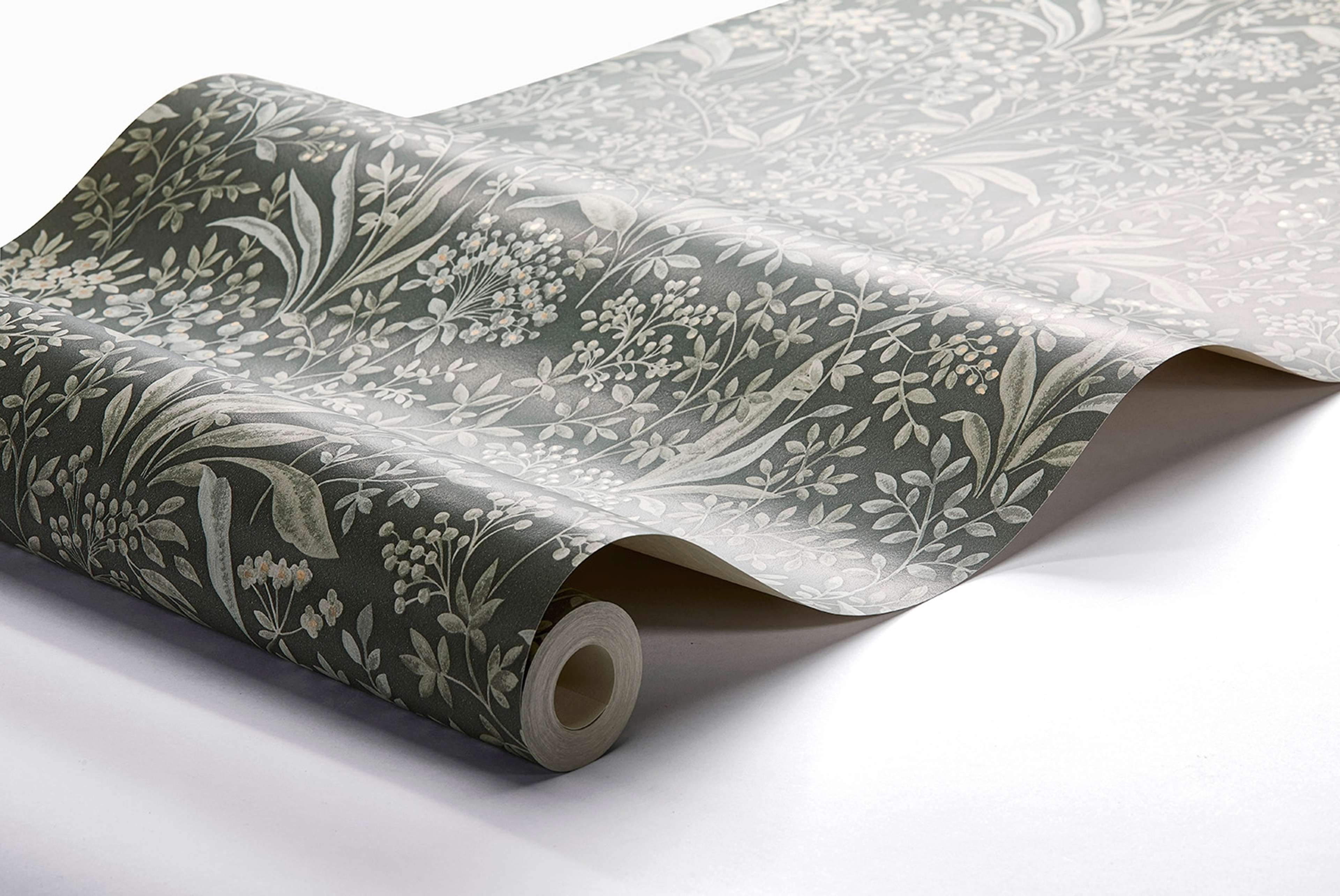 Nocturne, grön tapet från Boråstapeter med blommigt mönster i grön. Från kollektionen Vårt Arkiv. Nonwoven-material med rak passning. Country-stil.