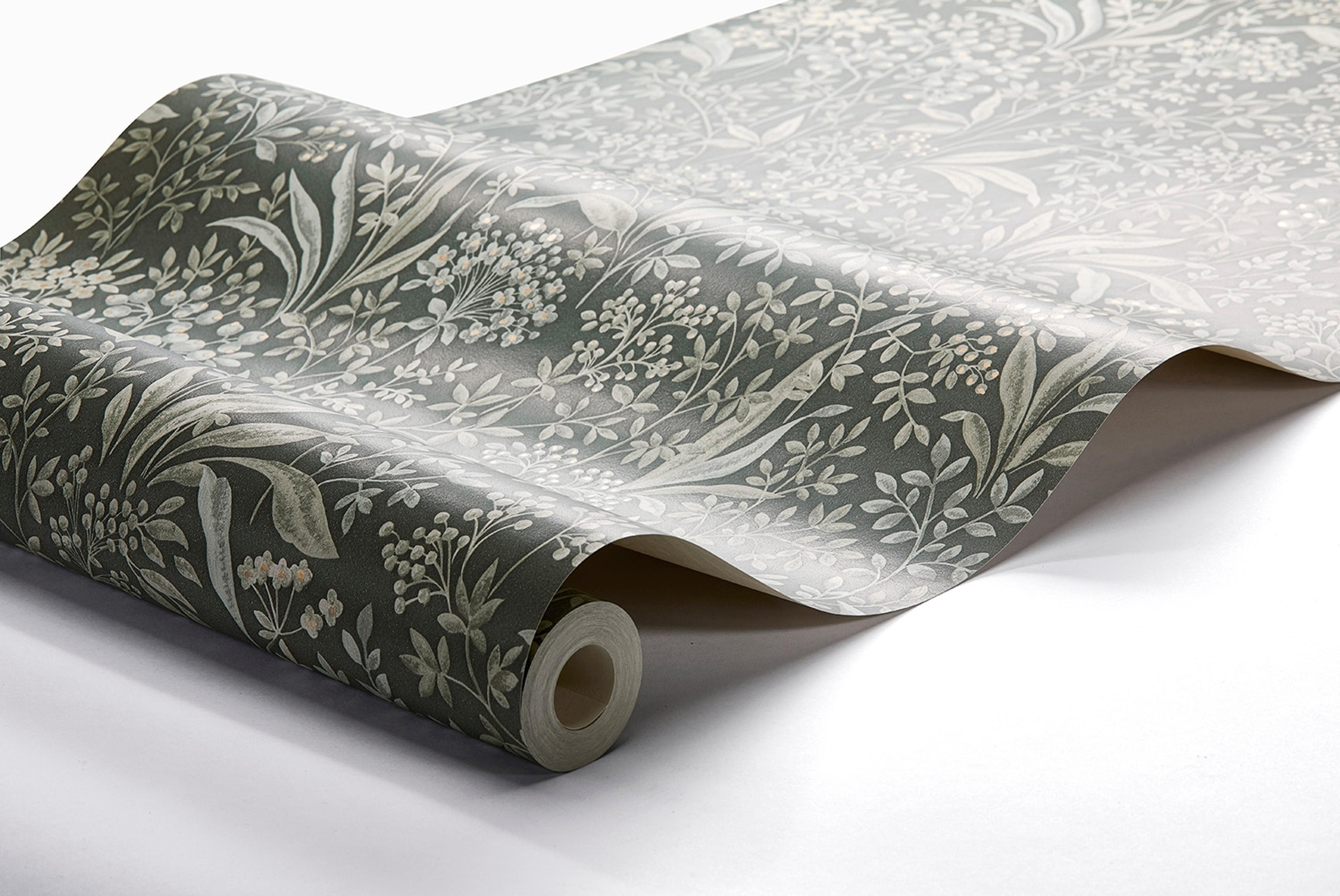 Nocturne, grön tapet från Boråstapeter med blommigt mönster i grön. Från kollektionen Vårt Arkiv. Nonwoven-material med rak passning. Country-stil.