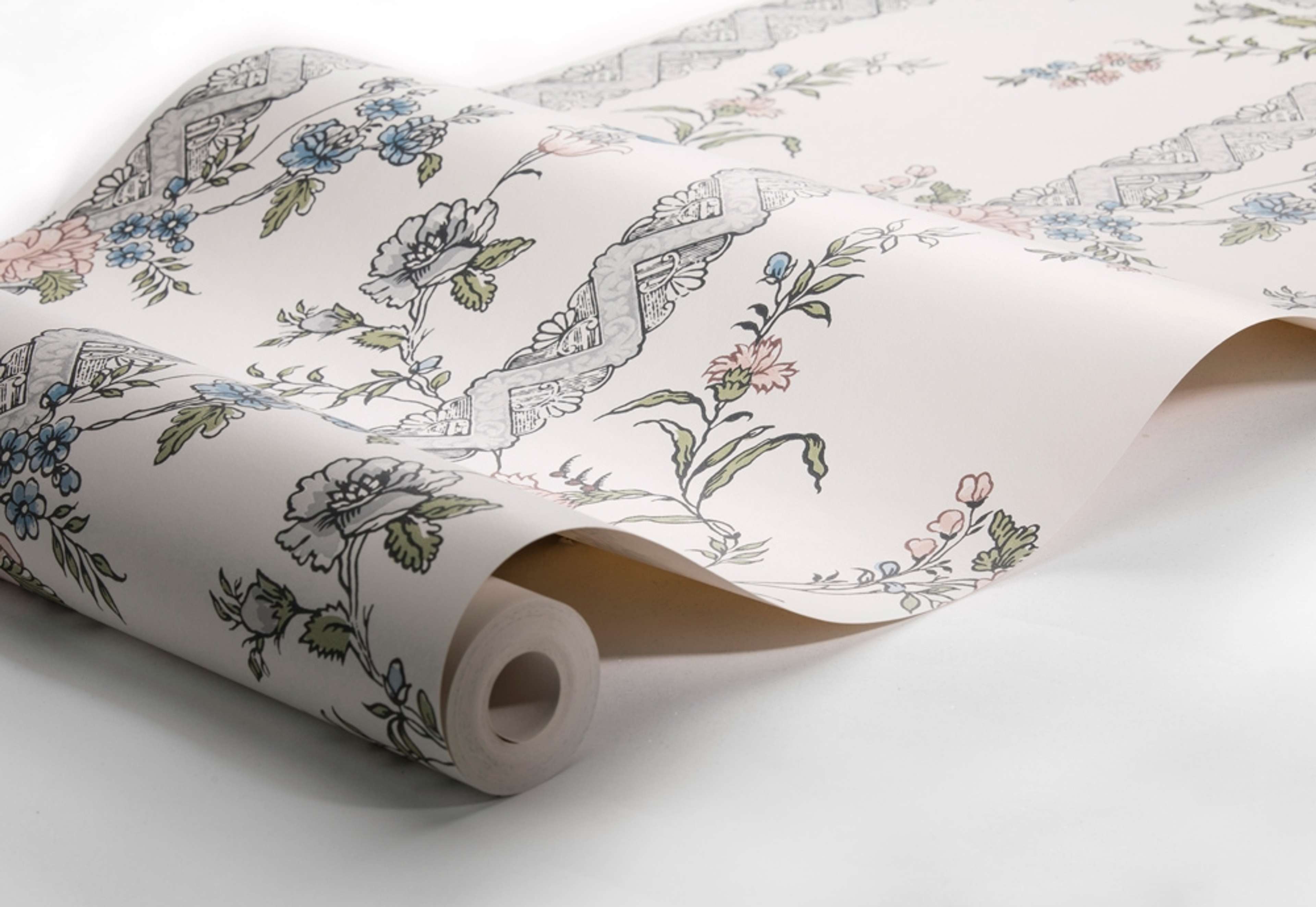Slottsteatern tapet från Boråstapeter med botaniskt mönster i beige. Från kollektionen anno. Nonwoven-material med rak passning. City-stil. Passar i sovrum och matsal.