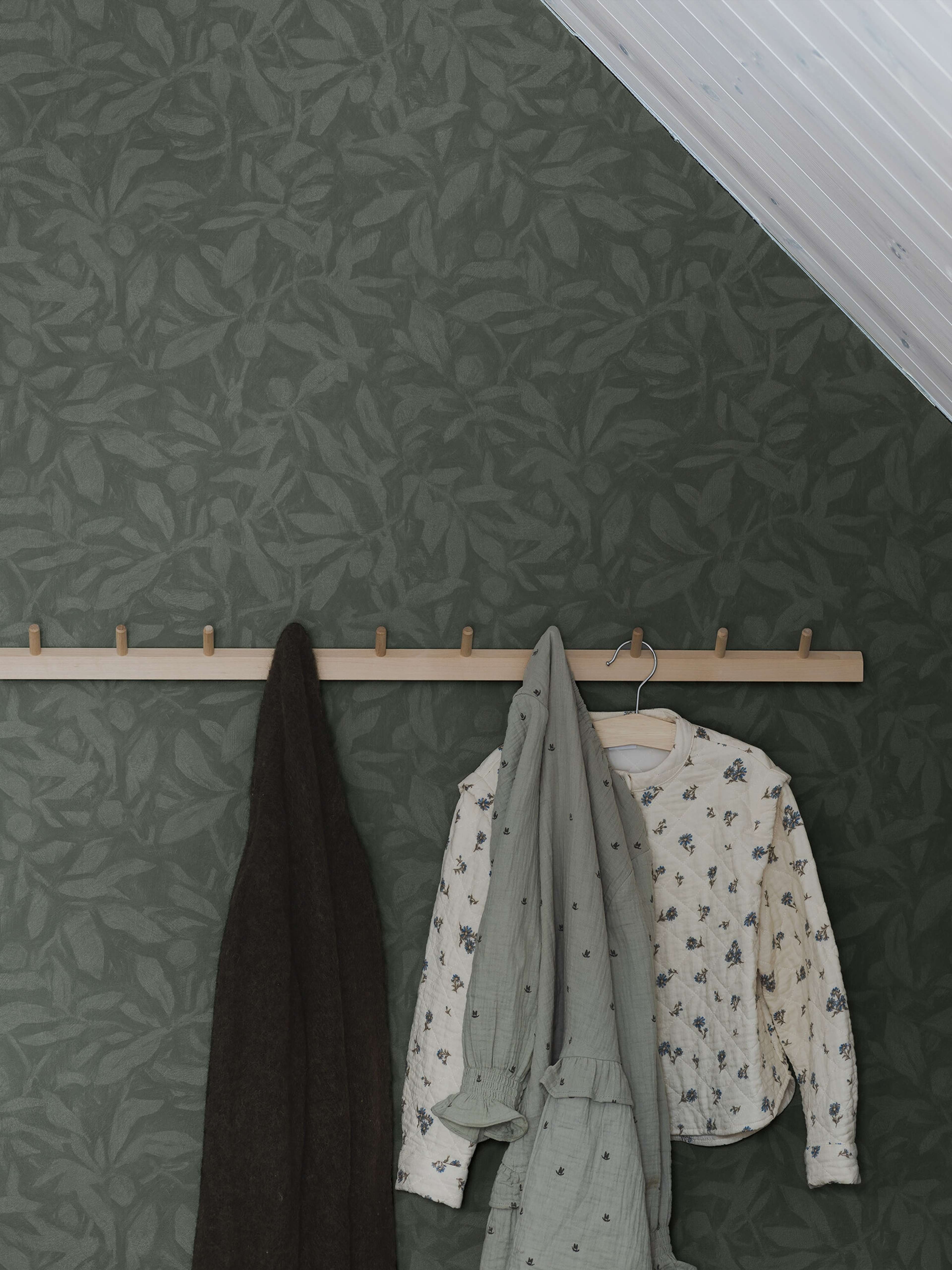 Skogsparken tapet med botaniskt mönster i grön. Från kollektionen Alla Tiders Hus. Nonwoven-material med förskjuten passning. Passar i vardagsrum, matsal och kök.