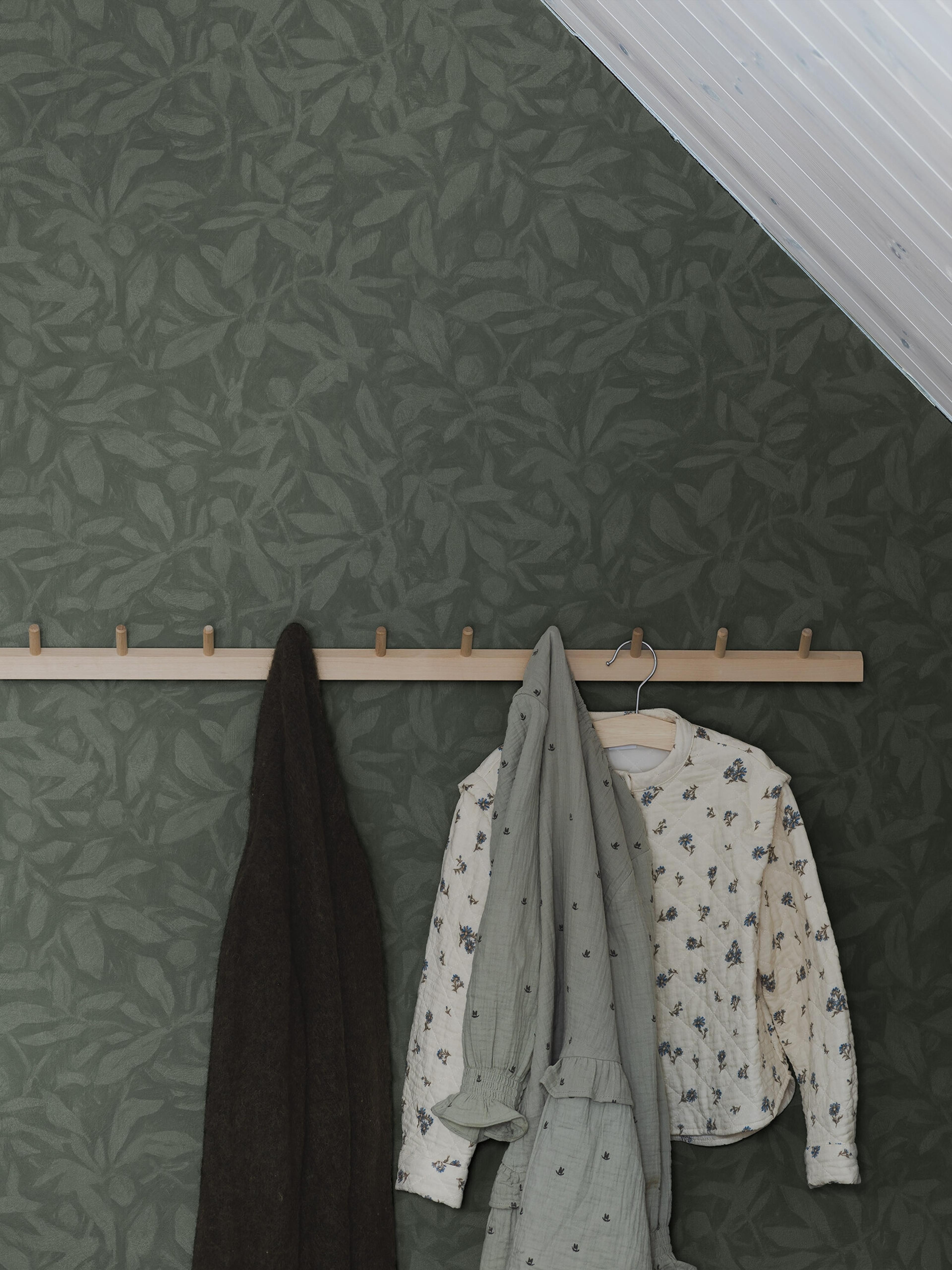 Skogsparken tapet med botaniskt mönster i grön. Från kollektionen Alla Tiders Hus. Nonwoven-material med förskjuten passning. Passar i vardagsrum, matsal och kök.