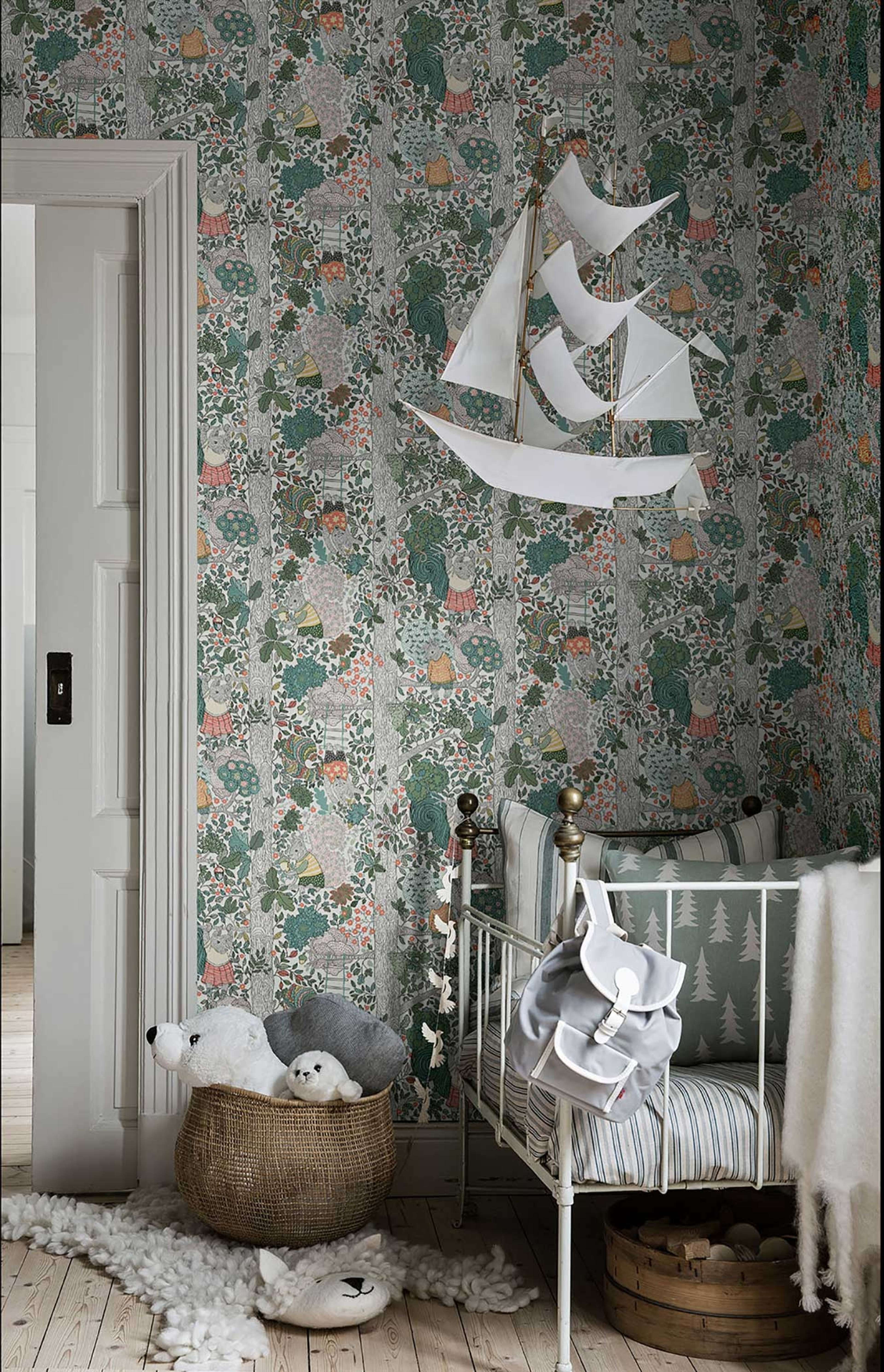 Charlie från Boråstapeter i grön och multifärg. Från kollektionen Scandinavian Designers Mini.