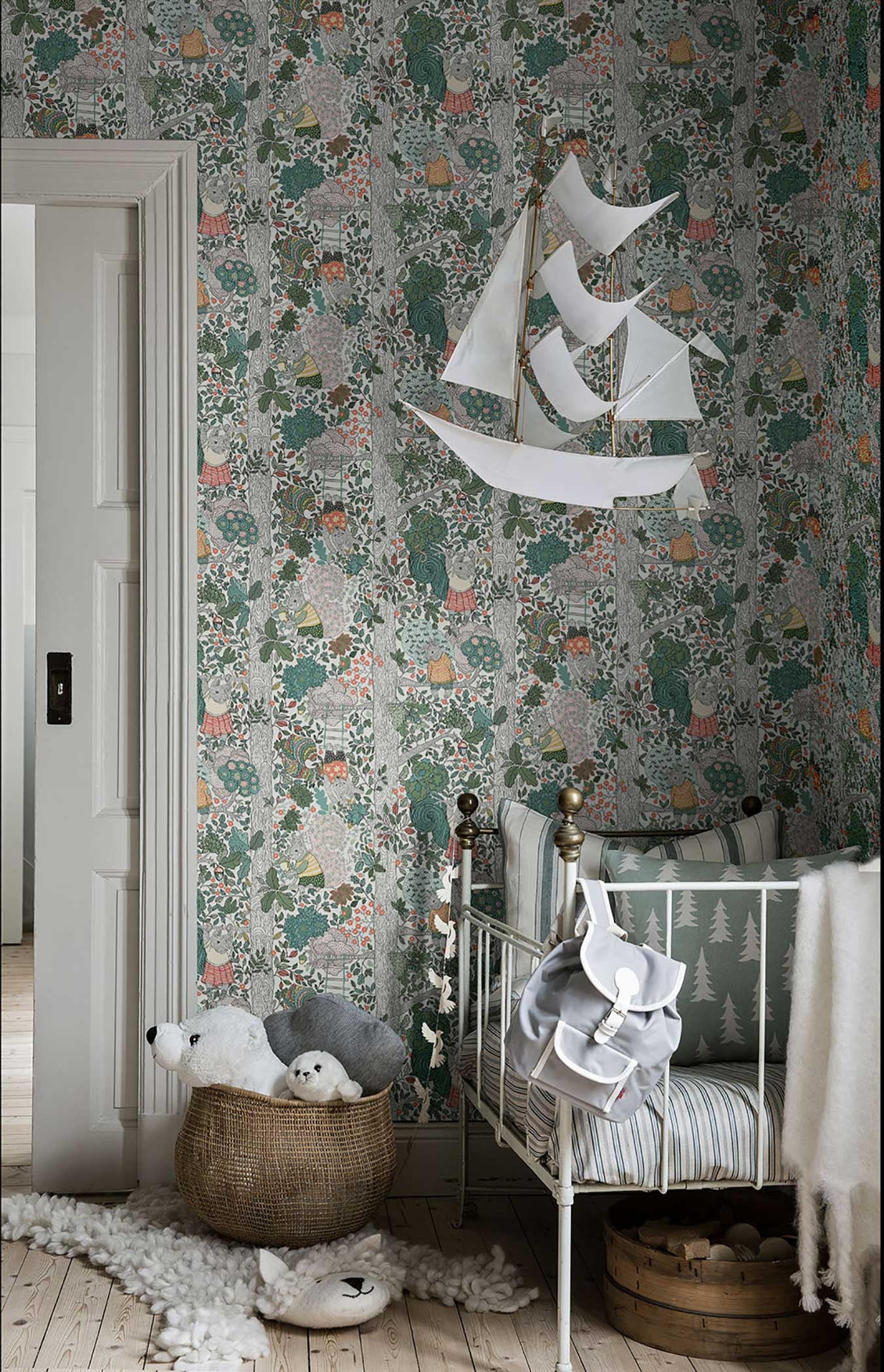 Charlie från Boråstapeter i grön och multifärg. Från kollektionen Scandinavian Designers Mini.