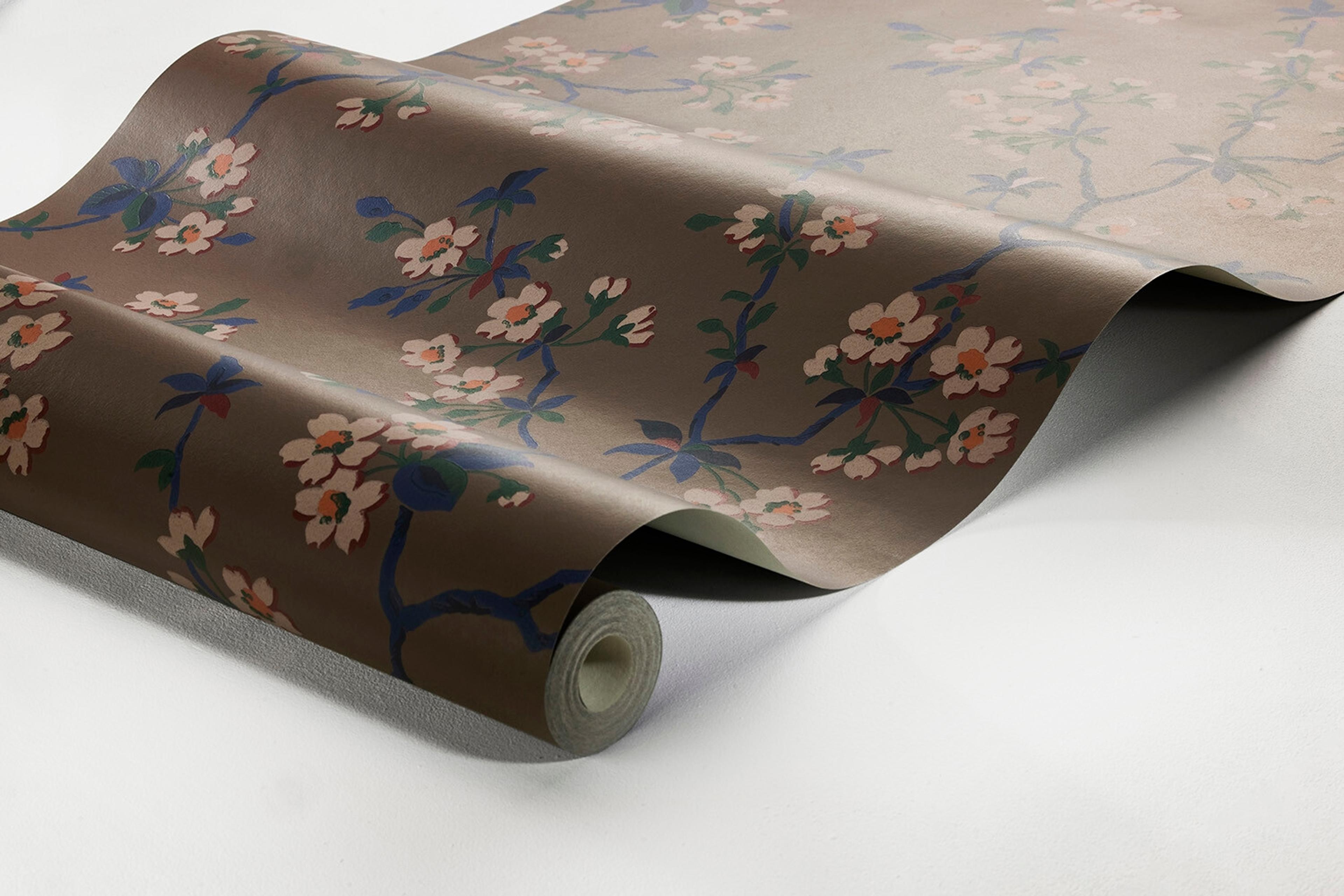 Trädgårdsstaden tapet med blommigt mönster i brun. Från kollektionen Alla Tiders Hus. Nonwoven-material med förskjuten passning. Passar i vardagsrum, matsal och kök.
