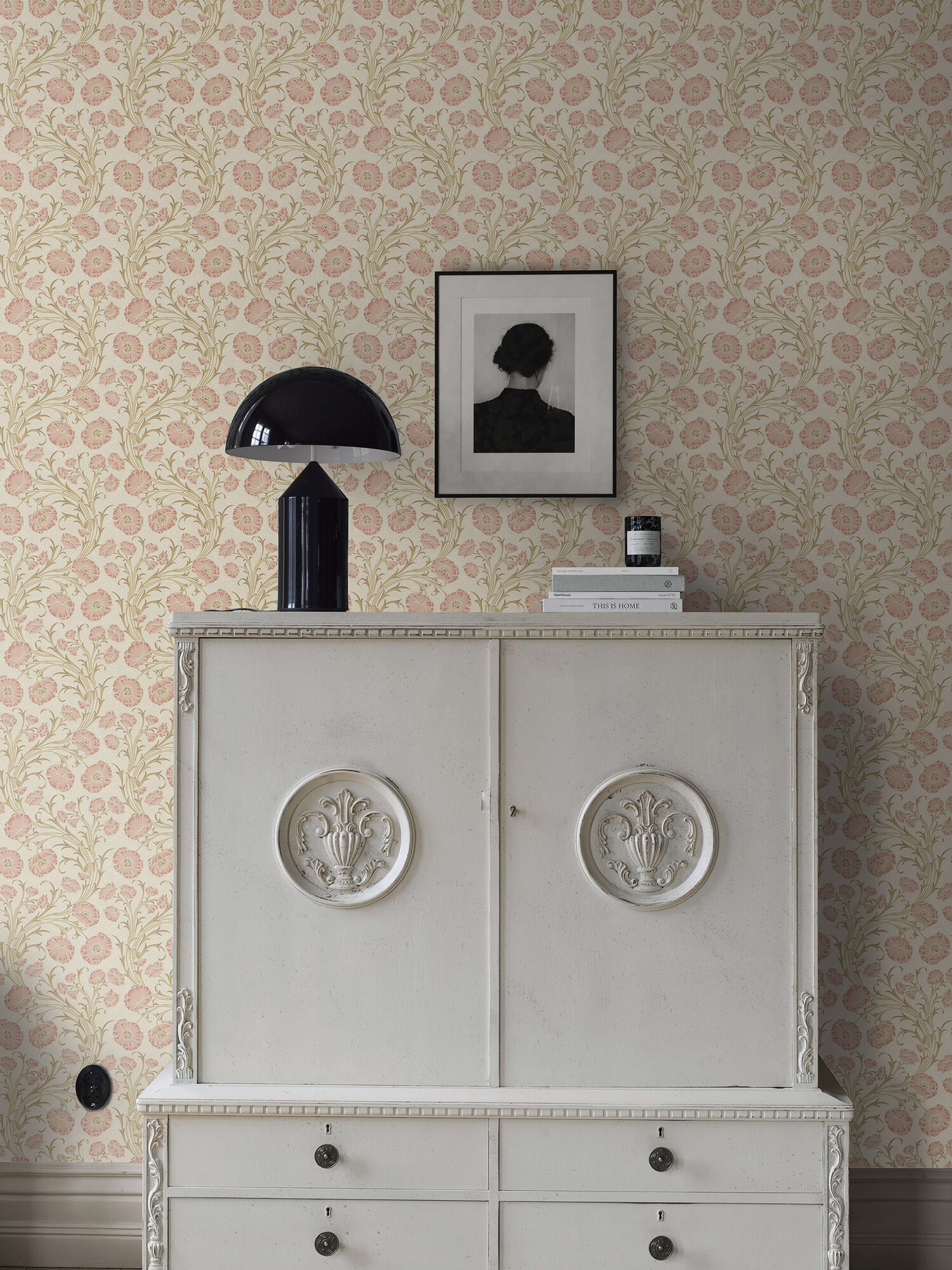Poppy Flow blommor på beige botten tapet med blommigt mönster i rosa. Från kollektionen Treasured. Nonwoven-material med rak passning. Passar i kök, hall och arbetsrum.