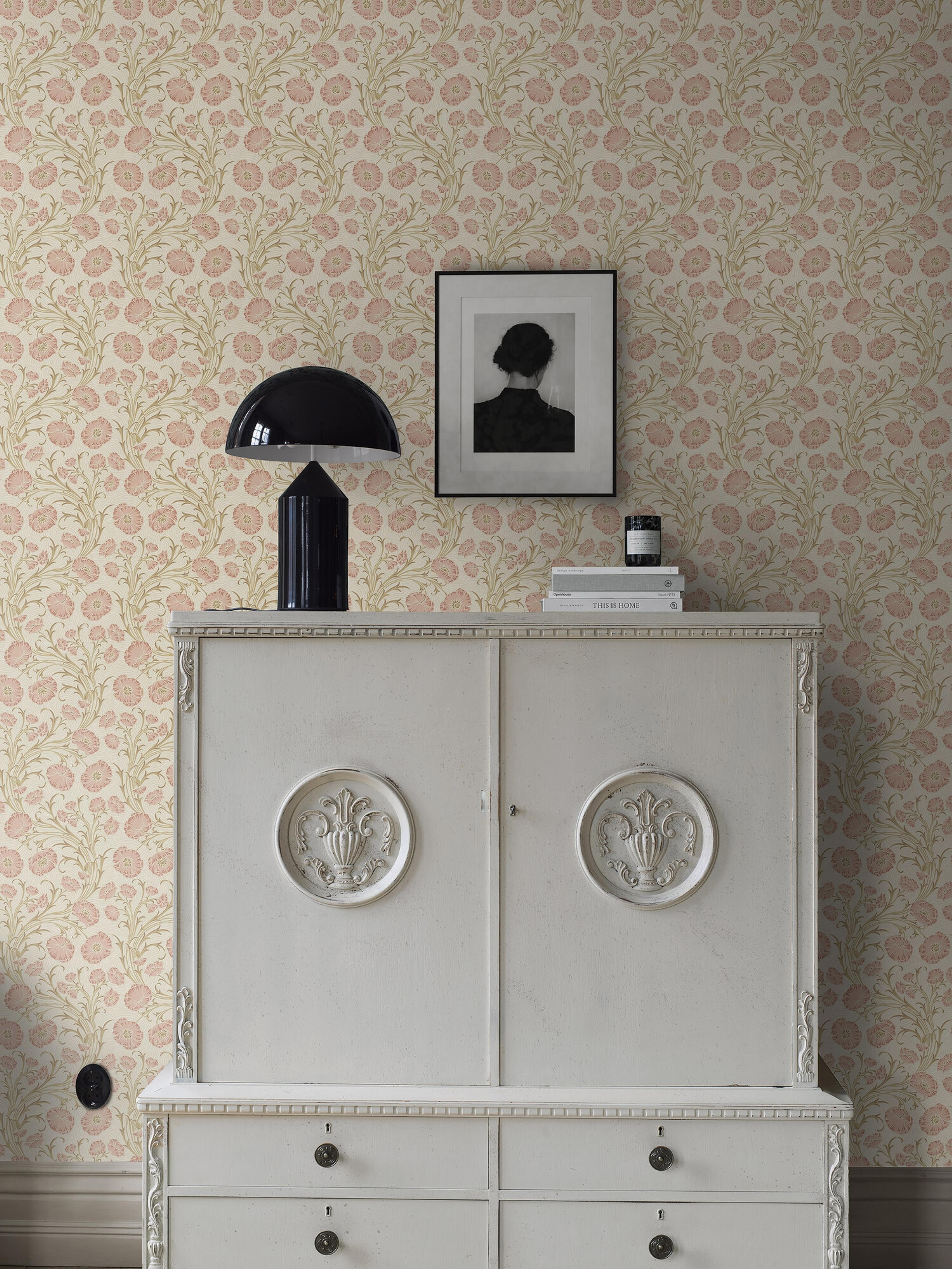 Poppy Flow blommor på beige botten tapet med blommigt mönster i rosa. Från kollektionen Treasured. Nonwoven-material med rak passning. Passar i kök, hall och arbetsrum.