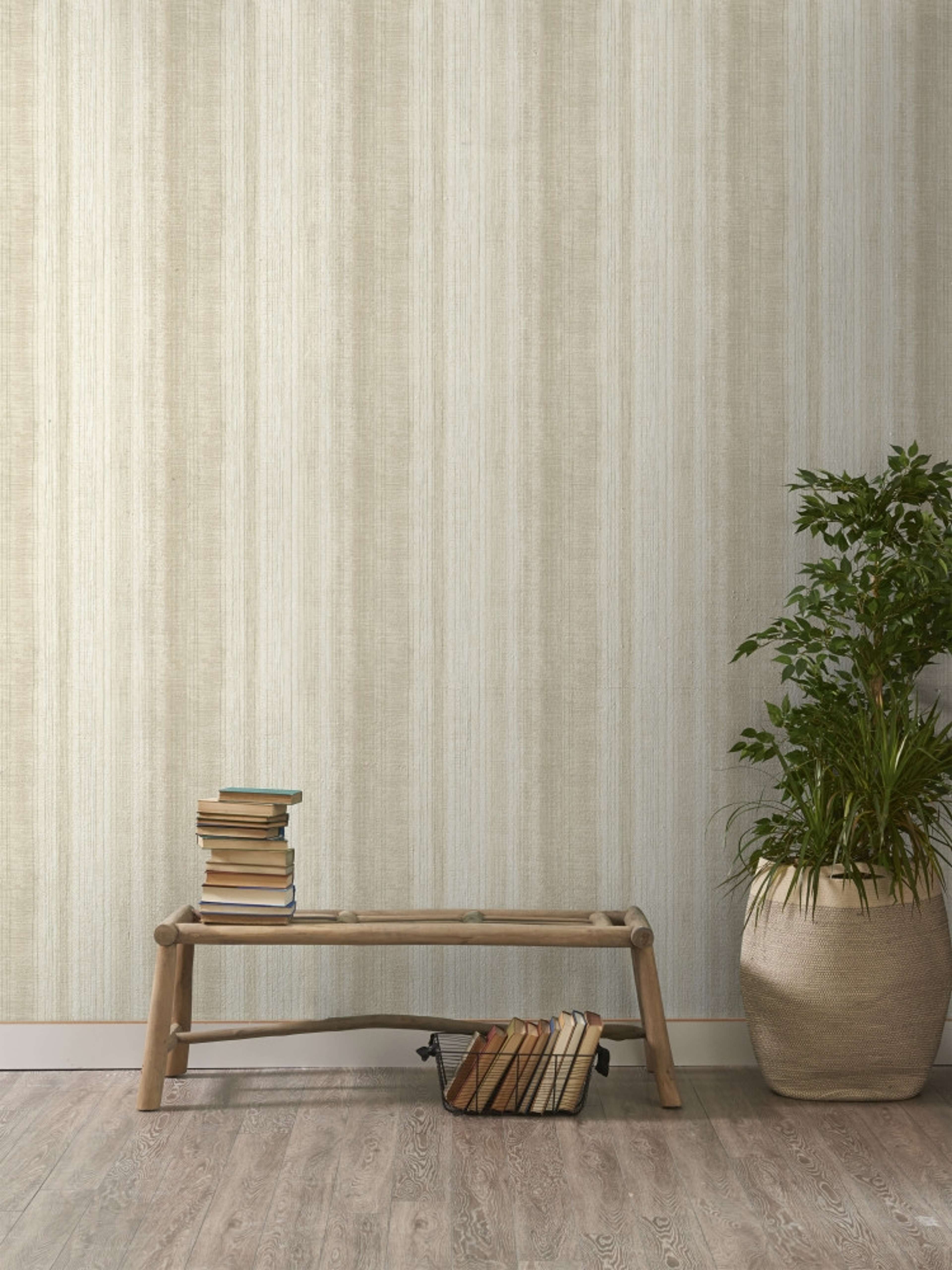 Flint tapet med randigt mönster i beige. Från kollektionen Malika. Nonwoven-material med rak passning. Passar i vardagsrum och matsal.