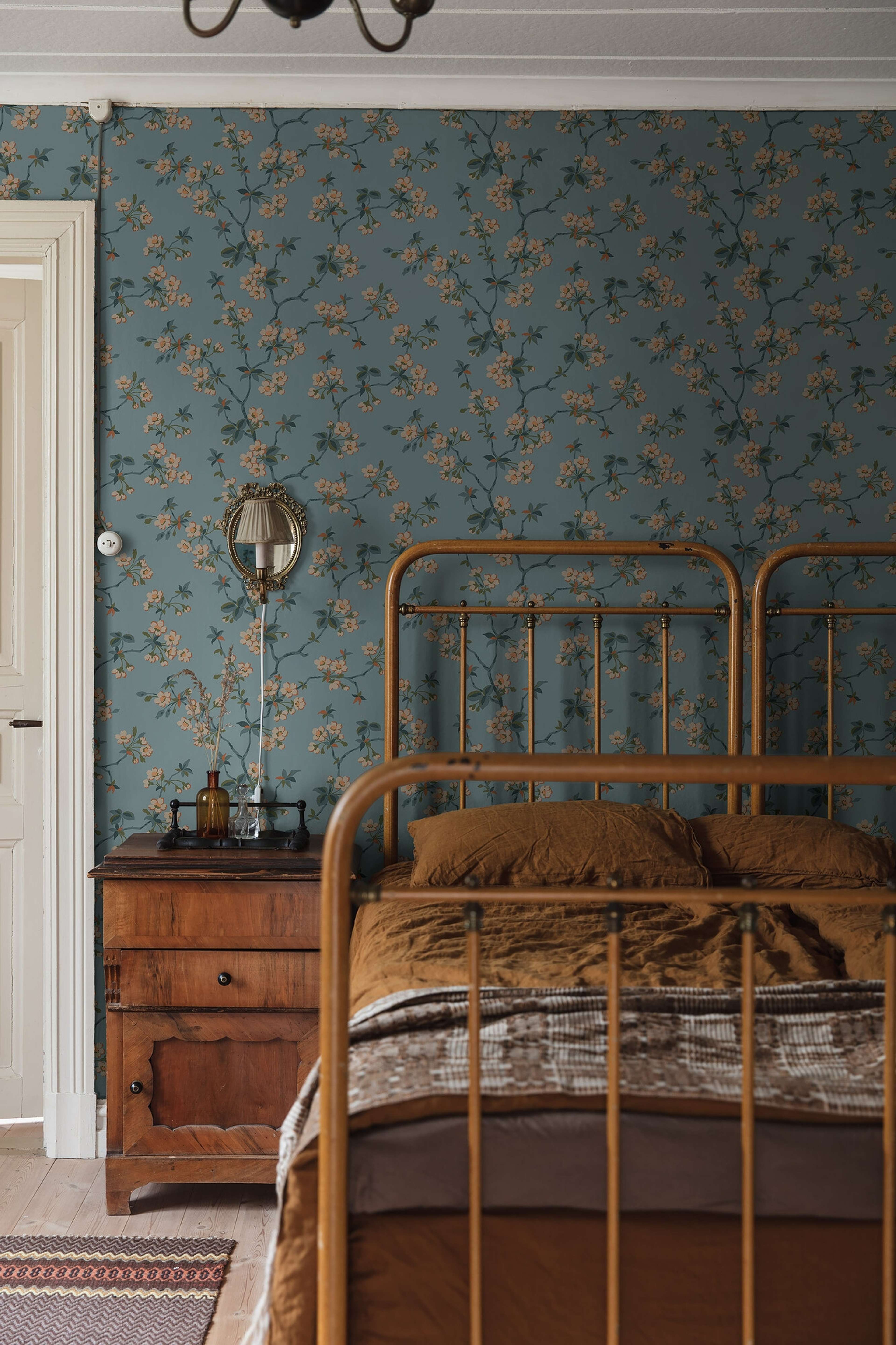 Trädgårdsstaden tapet med blommigt mönster i blå. Från kollektionen Alla Tiders Hus. Nonwoven-material med förskjuten passning. Country-stil. Passar i vardagsrum, matsal och kök.
