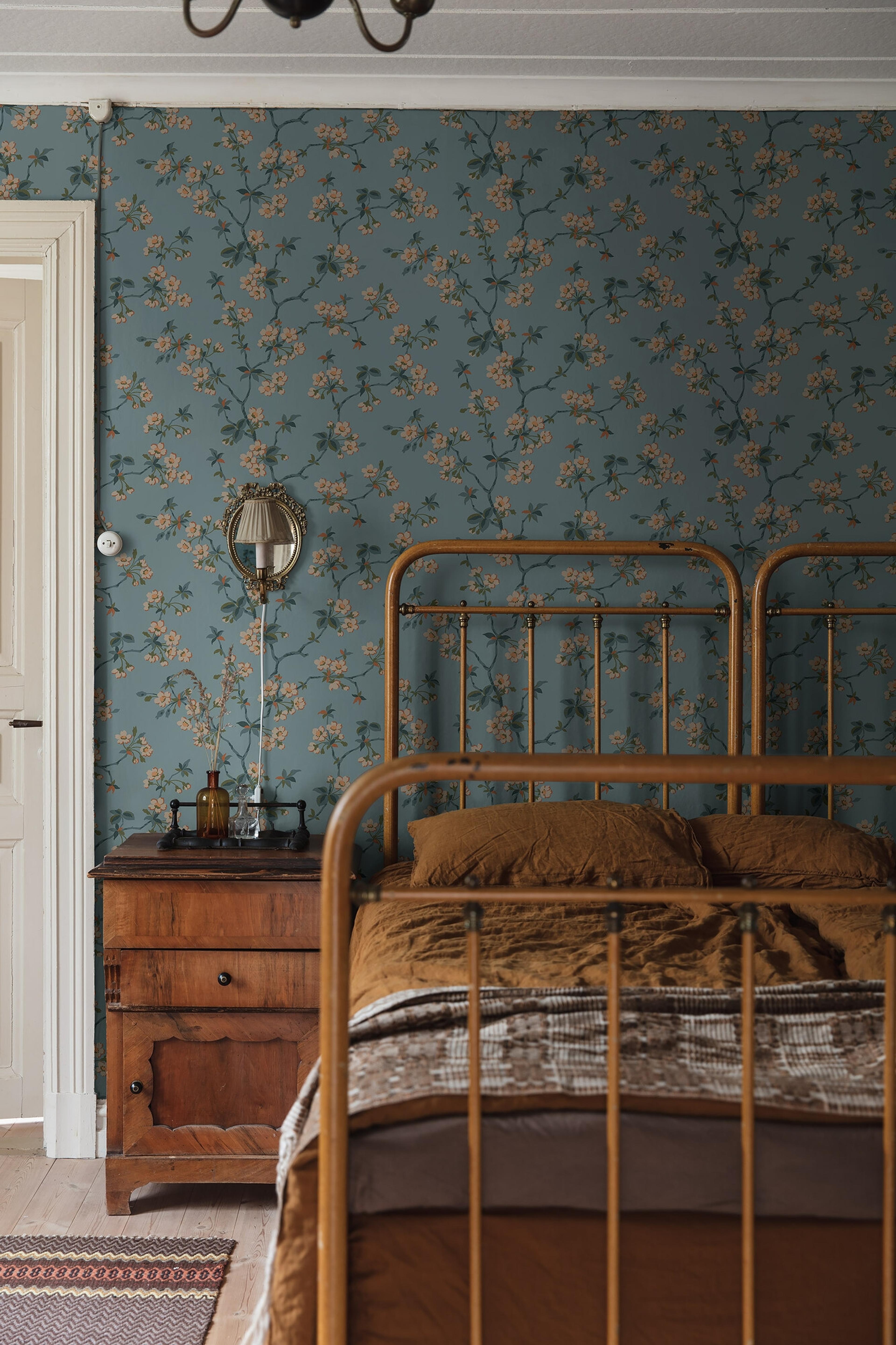 Trädgårdsstaden tapet med blommigt mönster i blå. Från kollektionen Alla Tiders Hus. Nonwoven-material med förskjuten passning. Country-stil. Passar i vardagsrum, matsal och kök.