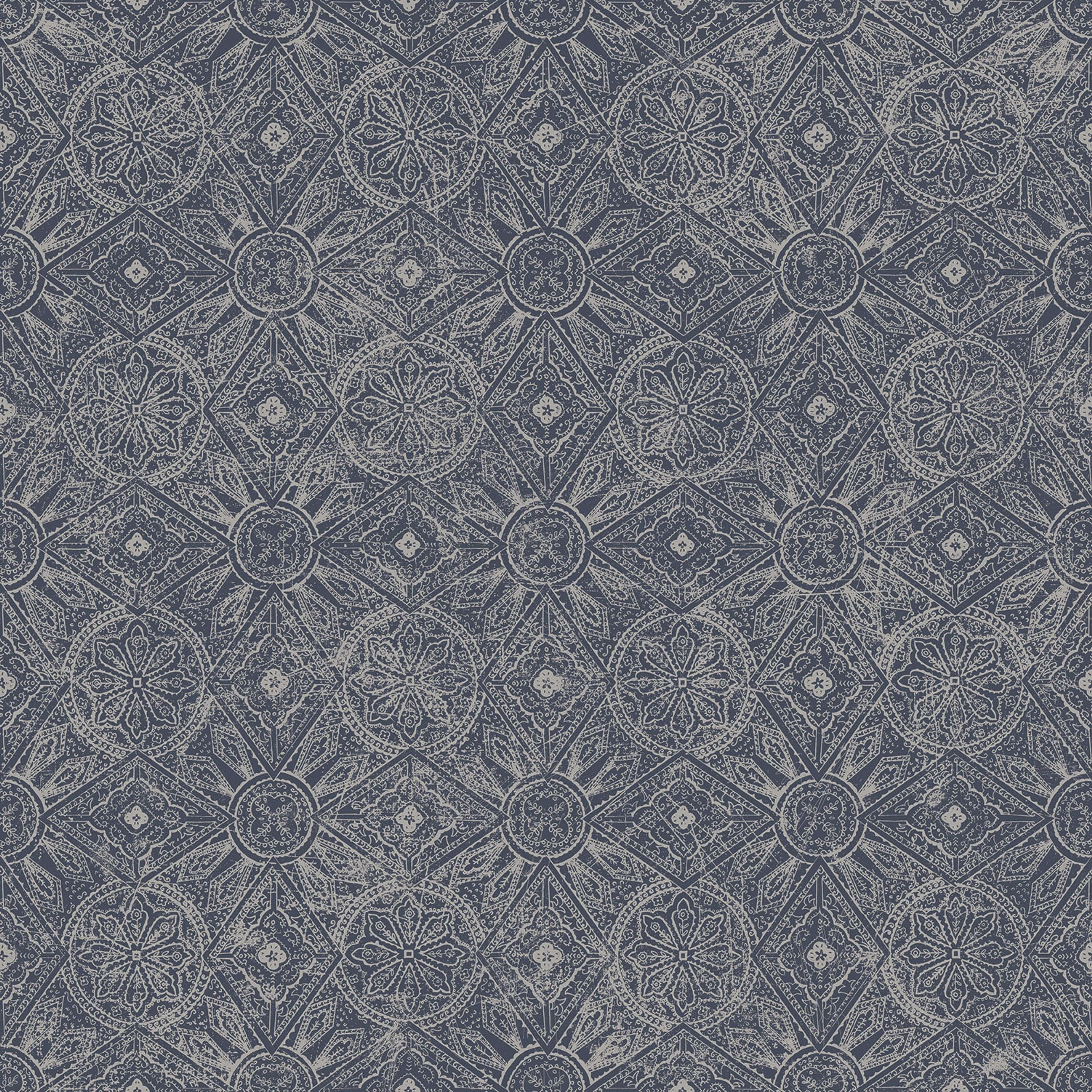 Moroccan Paisley tapet i blå tapet med paisley mönster i blå. Från kollektionen bazaar. Nonwoven-material med rak passning. Passar i vardagsrum och matsal.