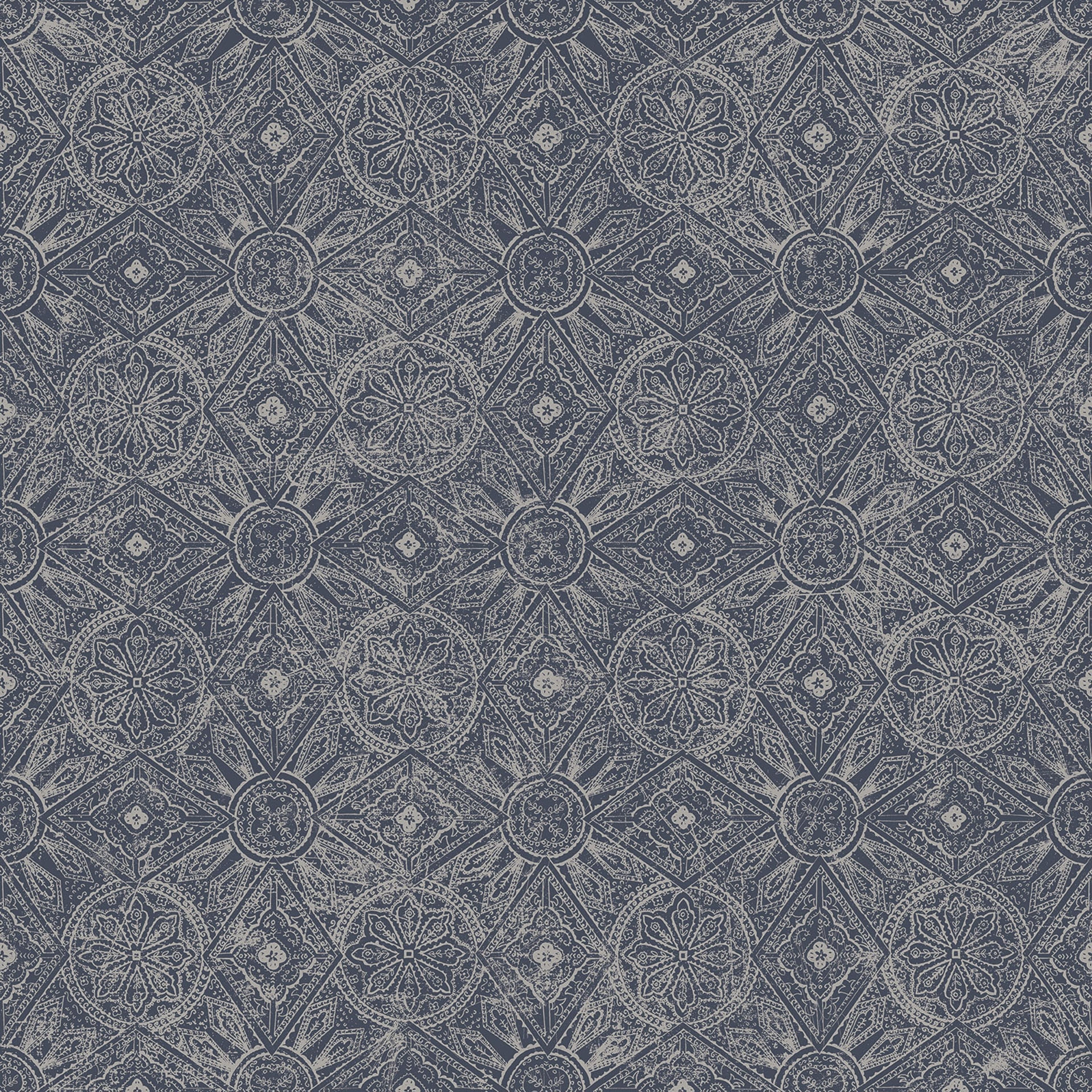 Moroccan Paisley tapet i blå tapet med paisley mönster i blå. Från kollektionen bazaar. Nonwoven-material med rak passning. Passar i vardagsrum och matsal.