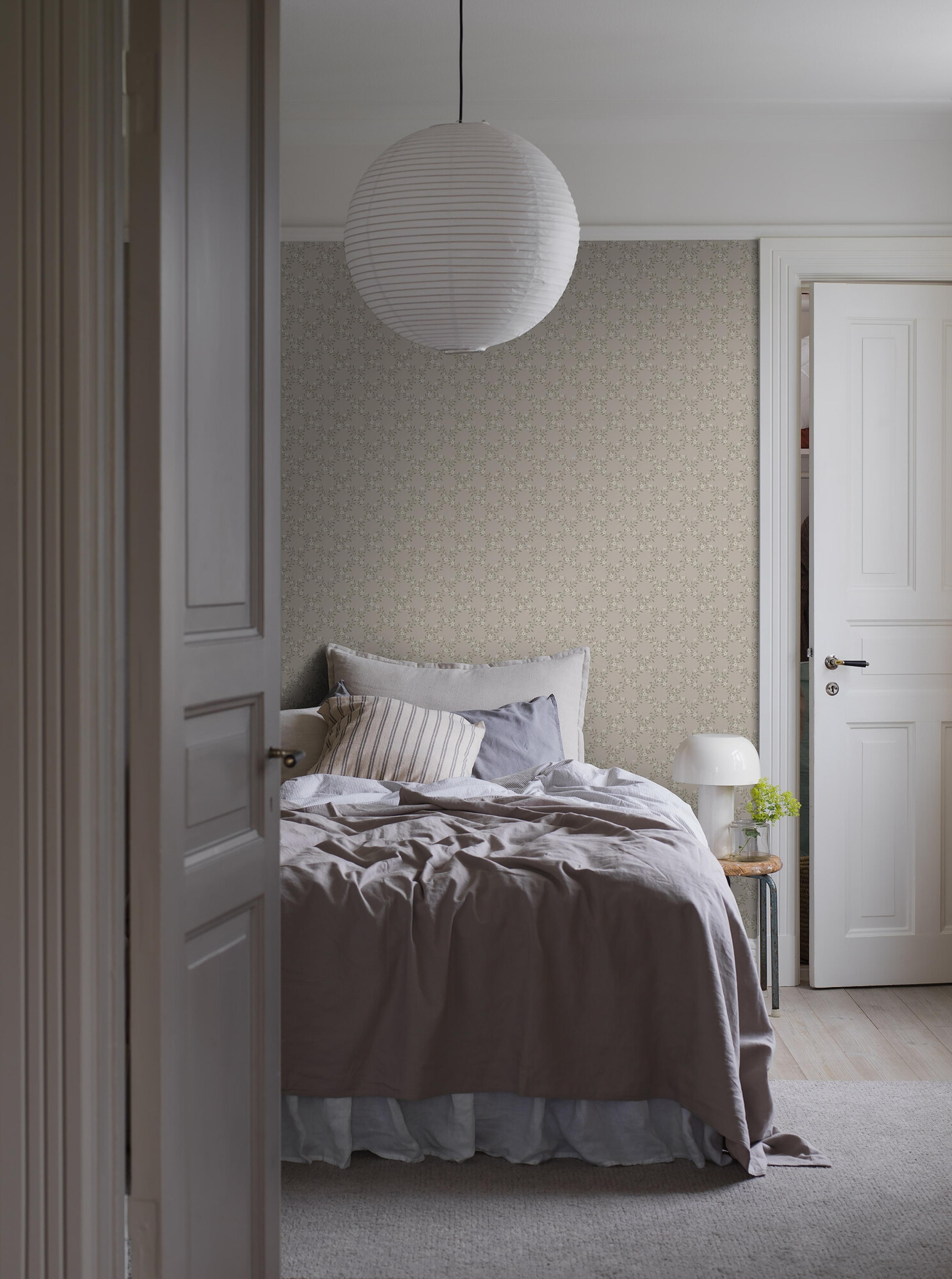 Sommarslöja tapet med trellis mönster i grön och beige. Från kollektionen timeless traditions. Nonwoven-material med rak passning. Country-stil.