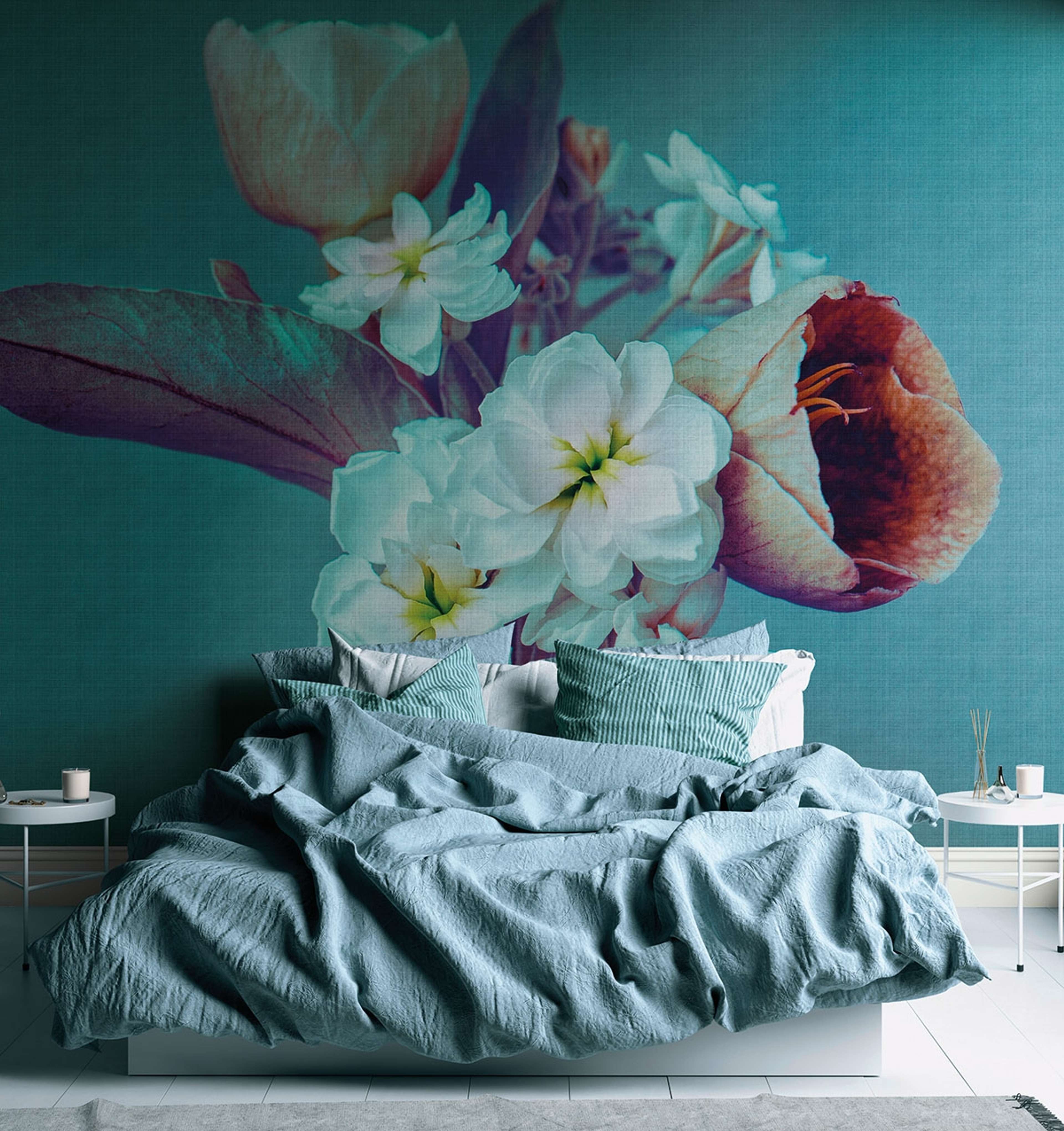 Flowers tapet med blommigt mönster i blå. Från kollektionen The Wall. Nonwoven-material. Passar i vardagsrum och matsal.