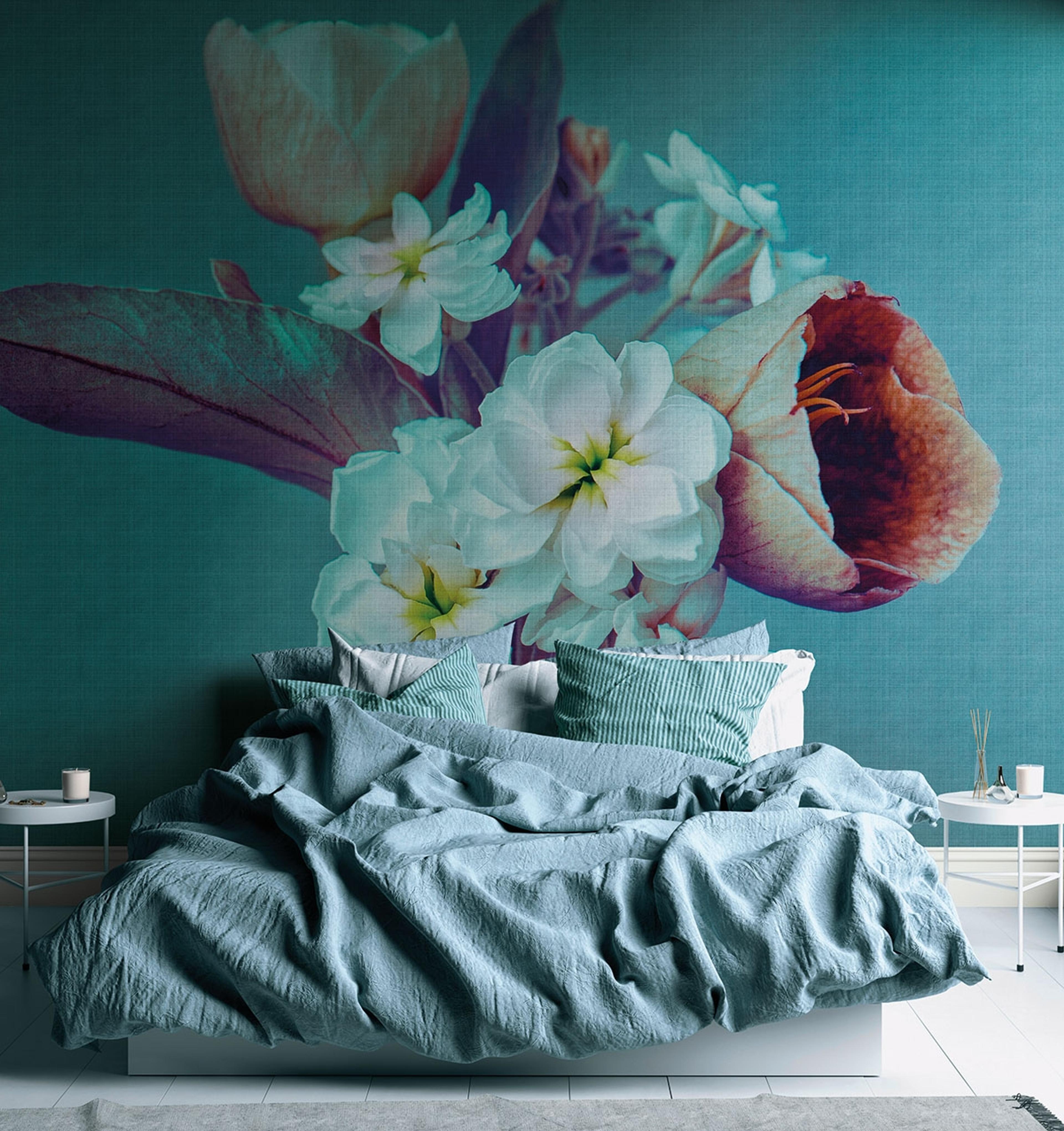 Flowers tapet med blommigt mönster i blå. Från kollektionen The Wall. Nonwoven-material. Passar i vardagsrum och matsal.