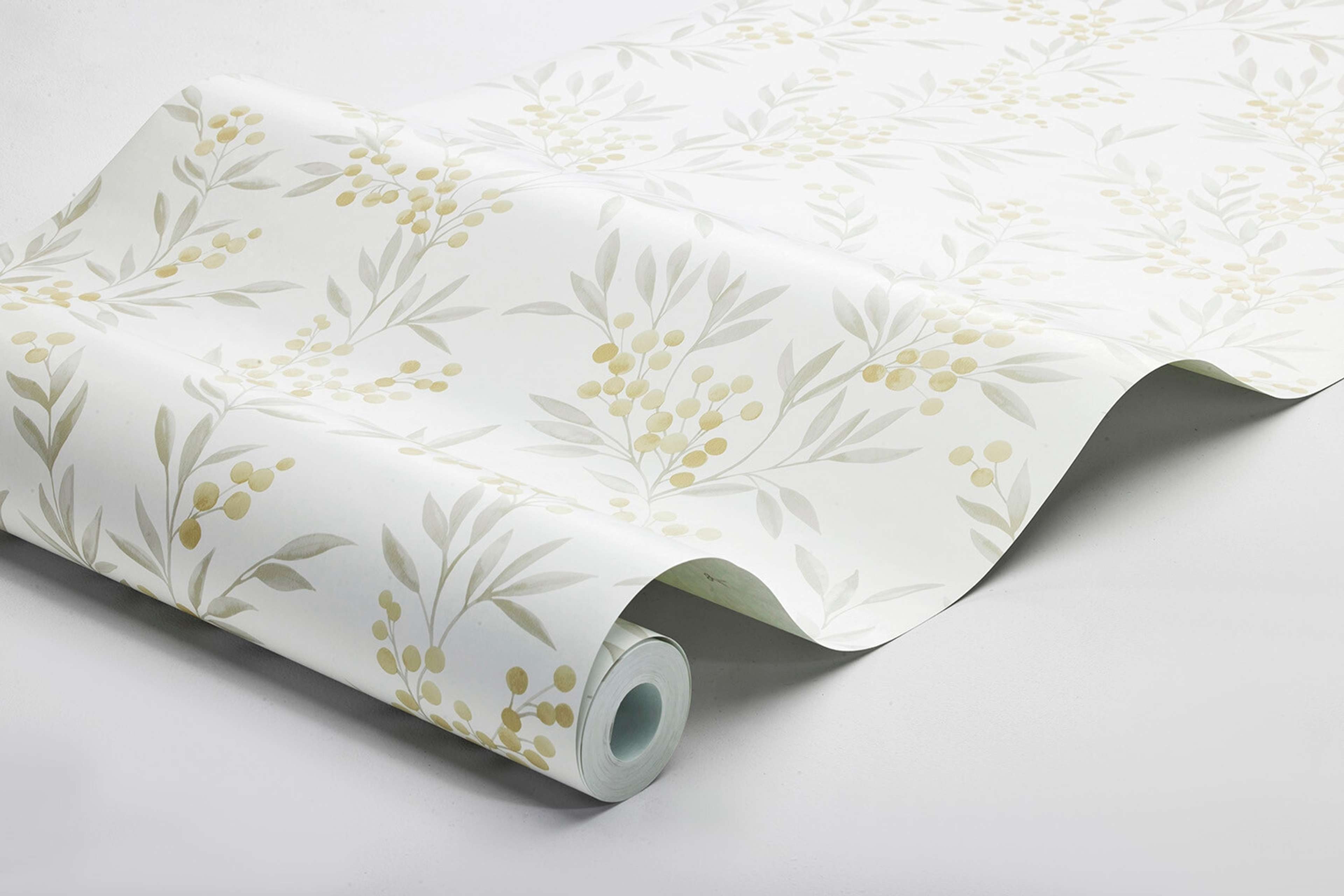 Forest Berries tapet med botaniskt mönster i vit. Från kollektionen Woodland. Nonwoven-material med rak passning.