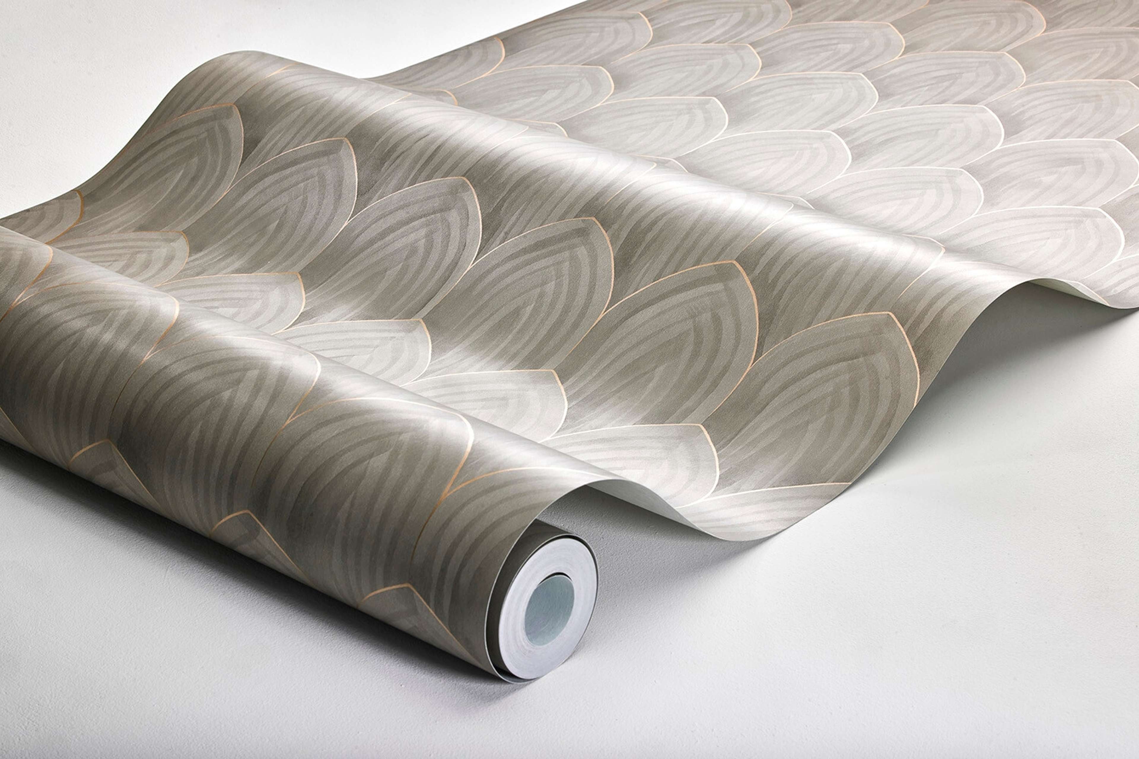 Golden Arches tapet tapet med geometriskt mönster i brun. Från kollektionen Dreamy Escape. Nonwoven-material med rak passning. Passar i vardagsrum och matsal.