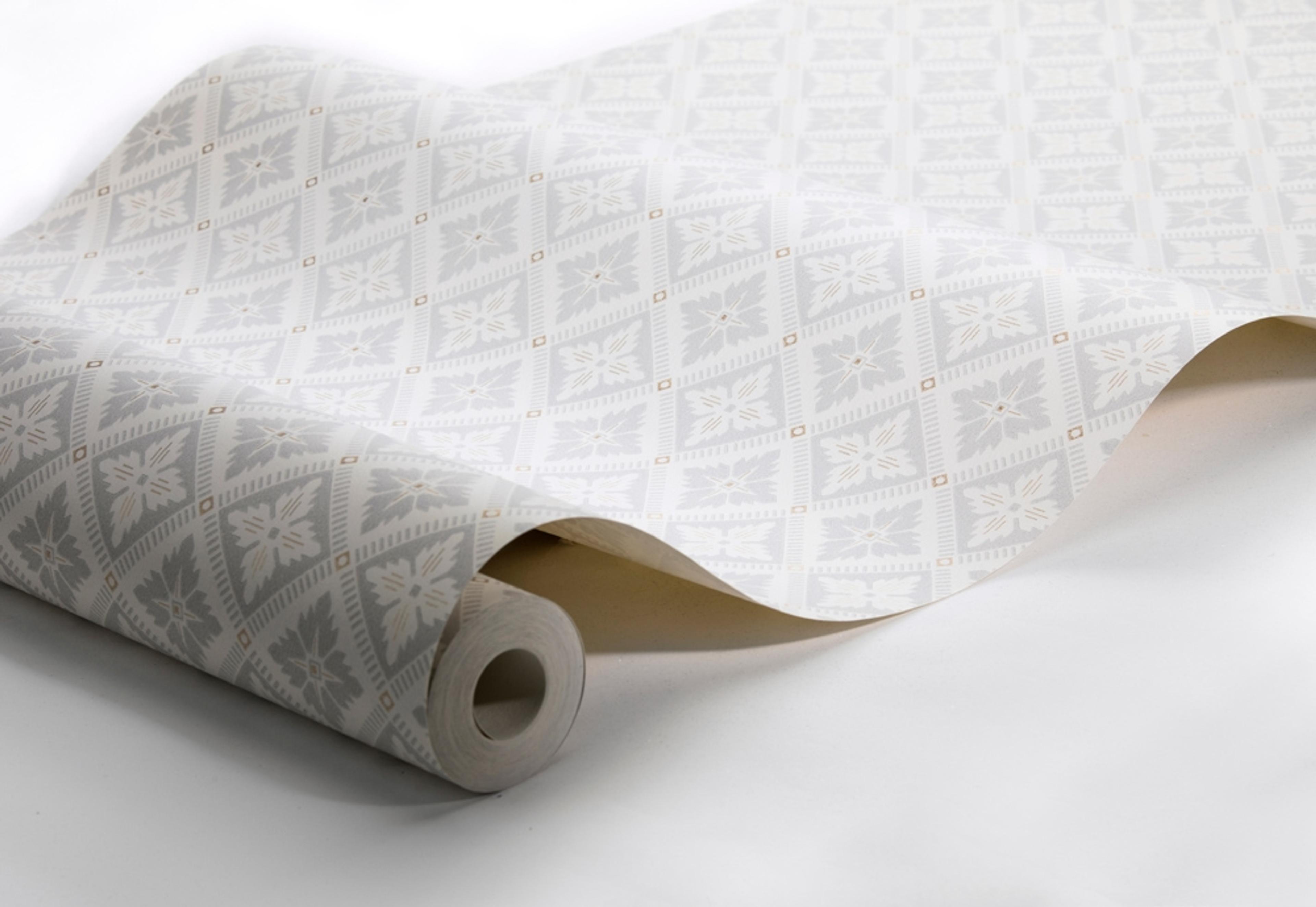 Loka, crémevit/ljusgrå tapet från Boråstapeter med geometriskt mönster i vit, guld och grå. Från kollektionen anno. Nonwoven-material med rak passning. Vintage, city-stil. Passar i sovrum och matsal.