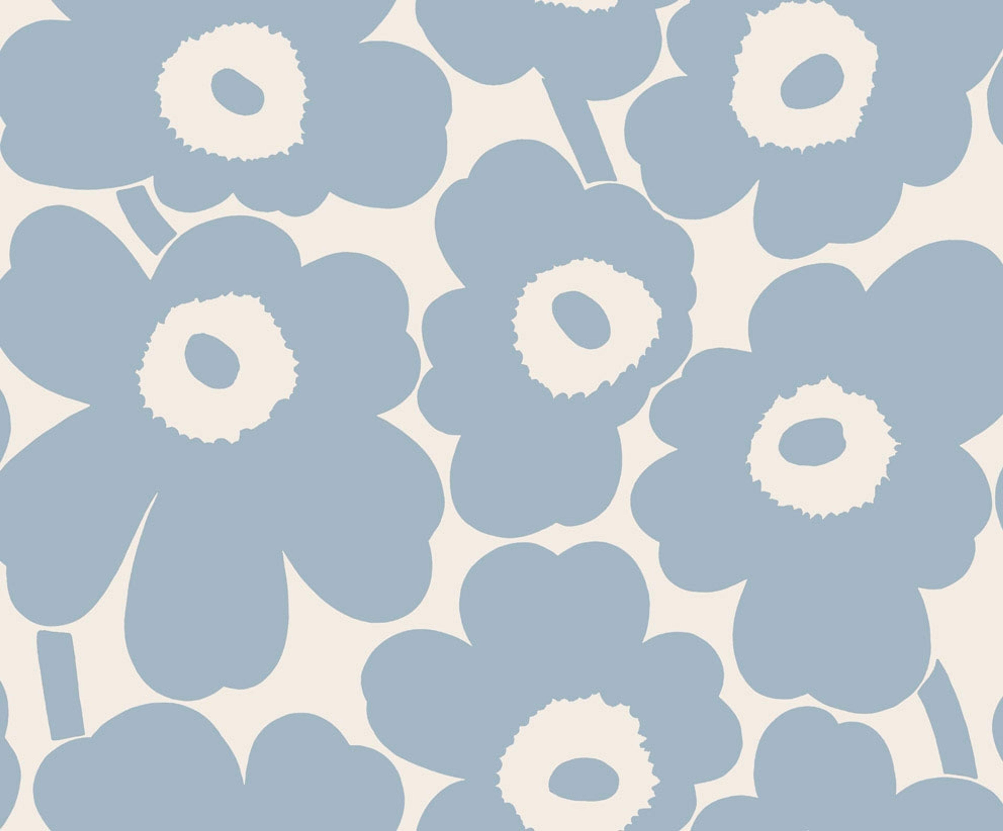 Unikko tapet med blommigt mönster i blå. Från kollektionen Marimekko 6. Nonwoven-material med förskjuten passning.