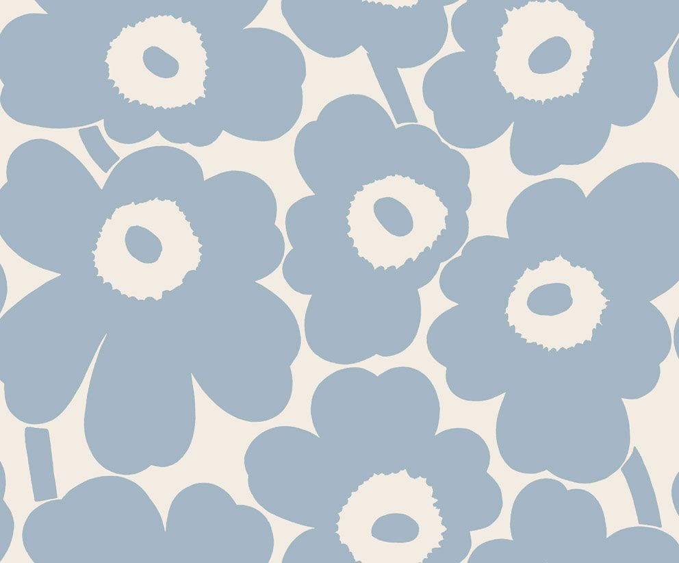 Unikko tapet med blommigt mönster i blå. Från kollektionen Marimekko 6. Nonwoven-material med förskjuten passning.