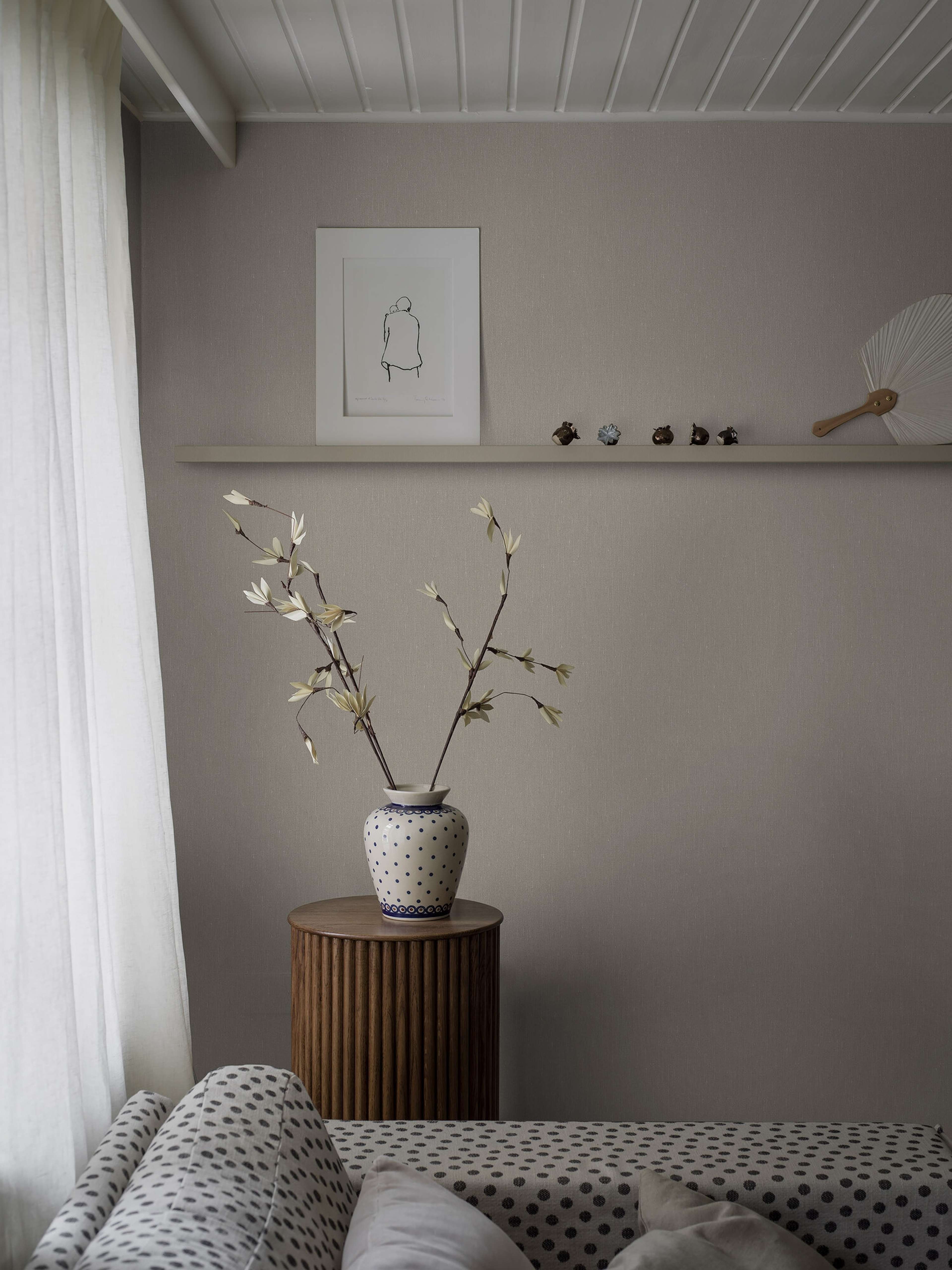 Muscot Linen tapet med enfargat, textilimitation mönster i beige. Från kollektionen Linen. Nonwoven-material. Passar i vardagsrum och matsal.