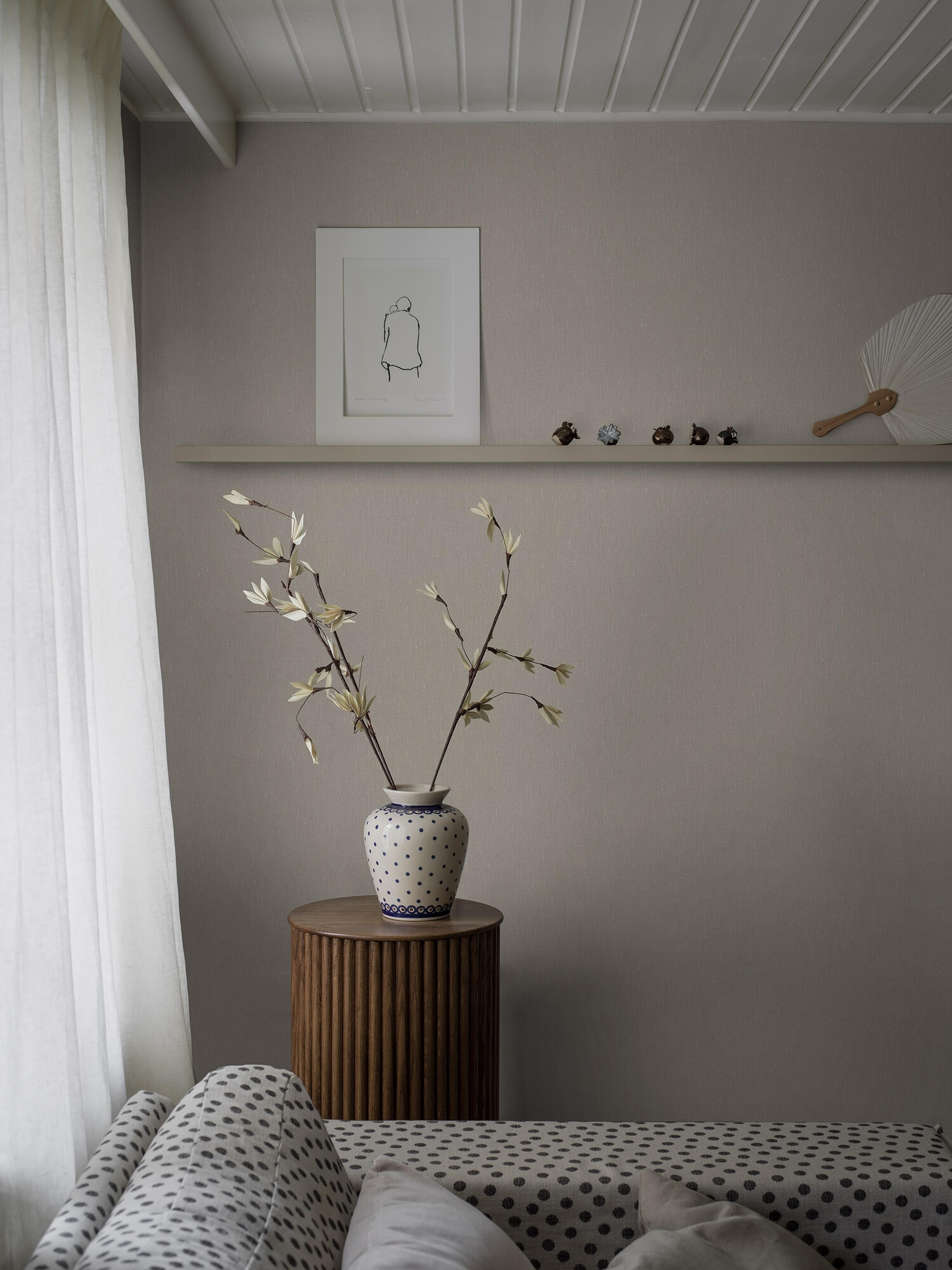 Muscot Linen tapet med enfargat, textilimitation mönster i beige. Från kollektionen Linen. Nonwoven-material. Passar i vardagsrum och matsal.