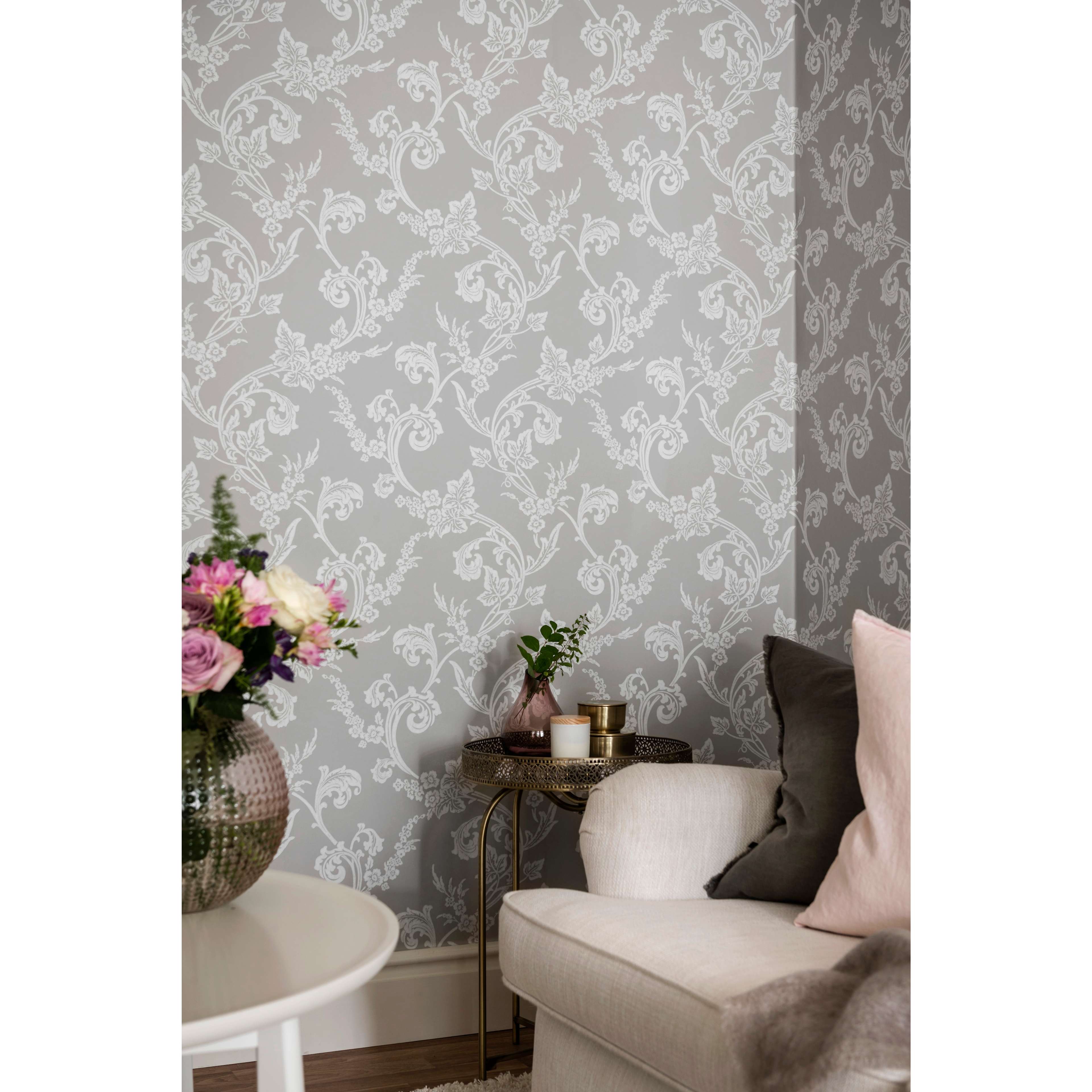 Johannelund, grå tapet från duro med geometriskt, blommigt mönster i grå. Från kollektionen Duro 1900. Nonwoven-material med rak mönsterpassning. Country, city-stil.