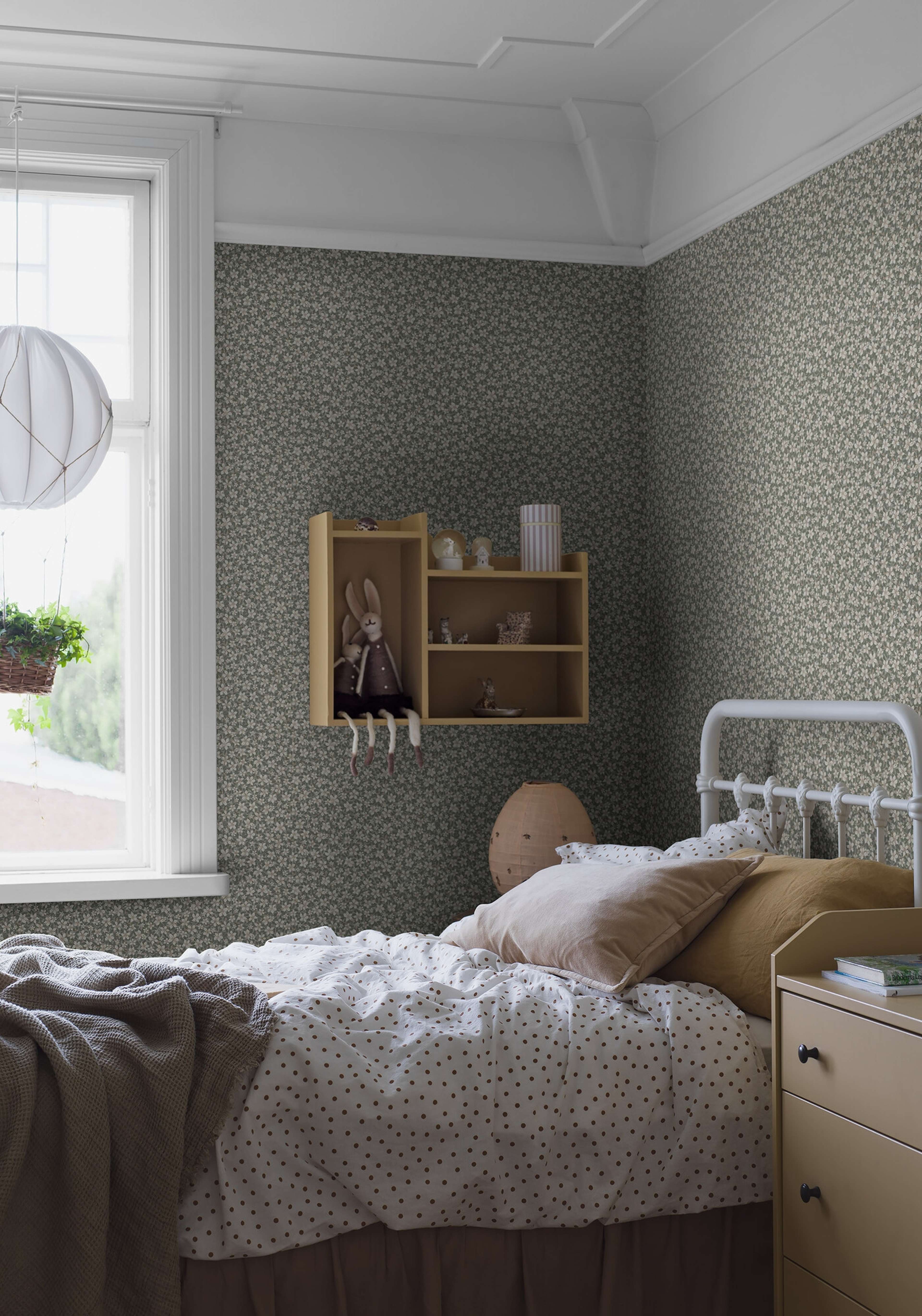 Skogsblomst tapet med blommigt mönster i grön och beige. Från kollektionen timeless traditions. Nonwoven-material med rak passning. Country-stil.