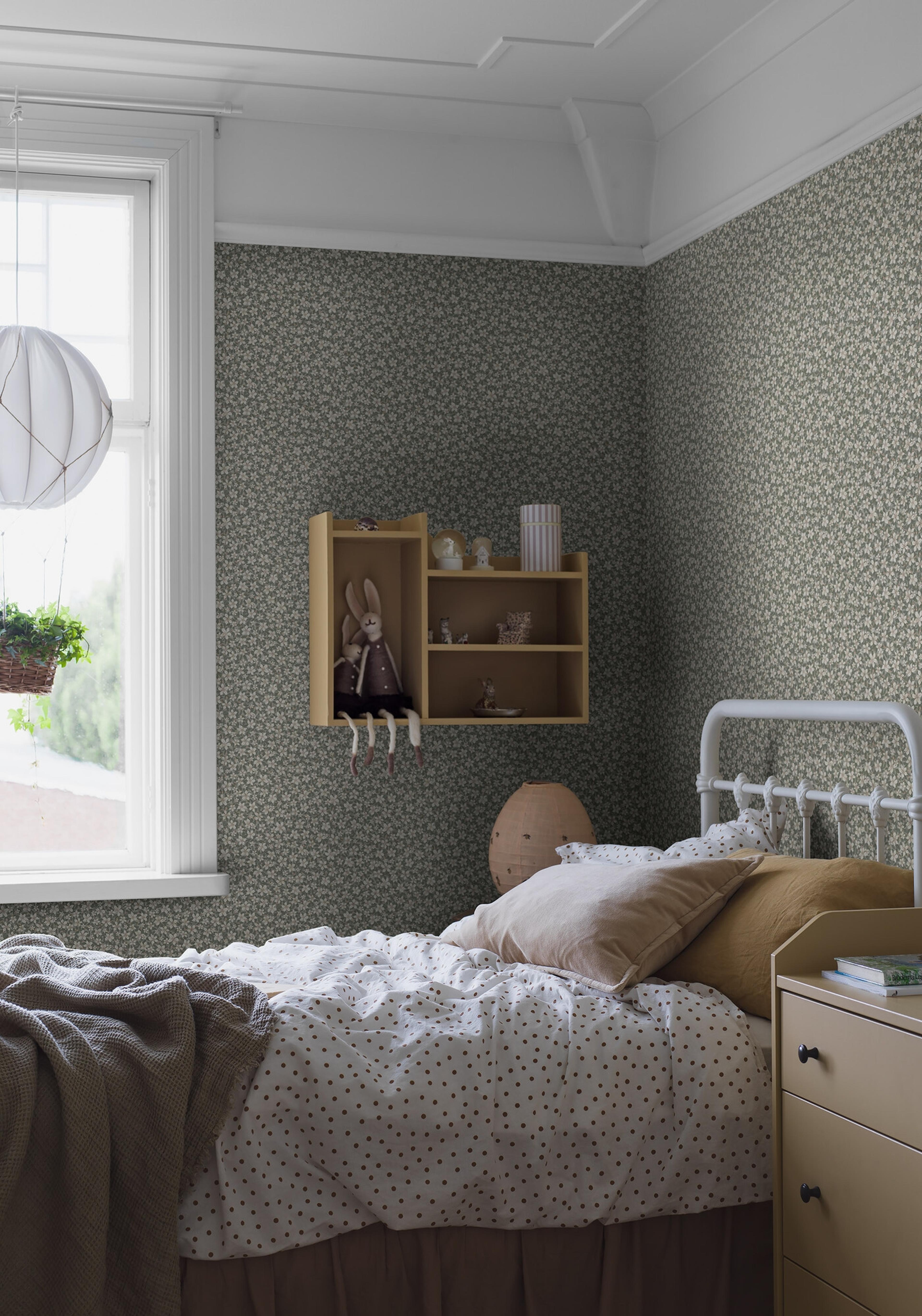 Skogsblomst tapet med blommigt mönster i grön och beige. Från kollektionen timeless traditions. Nonwoven-material med rak passning. Country-stil.