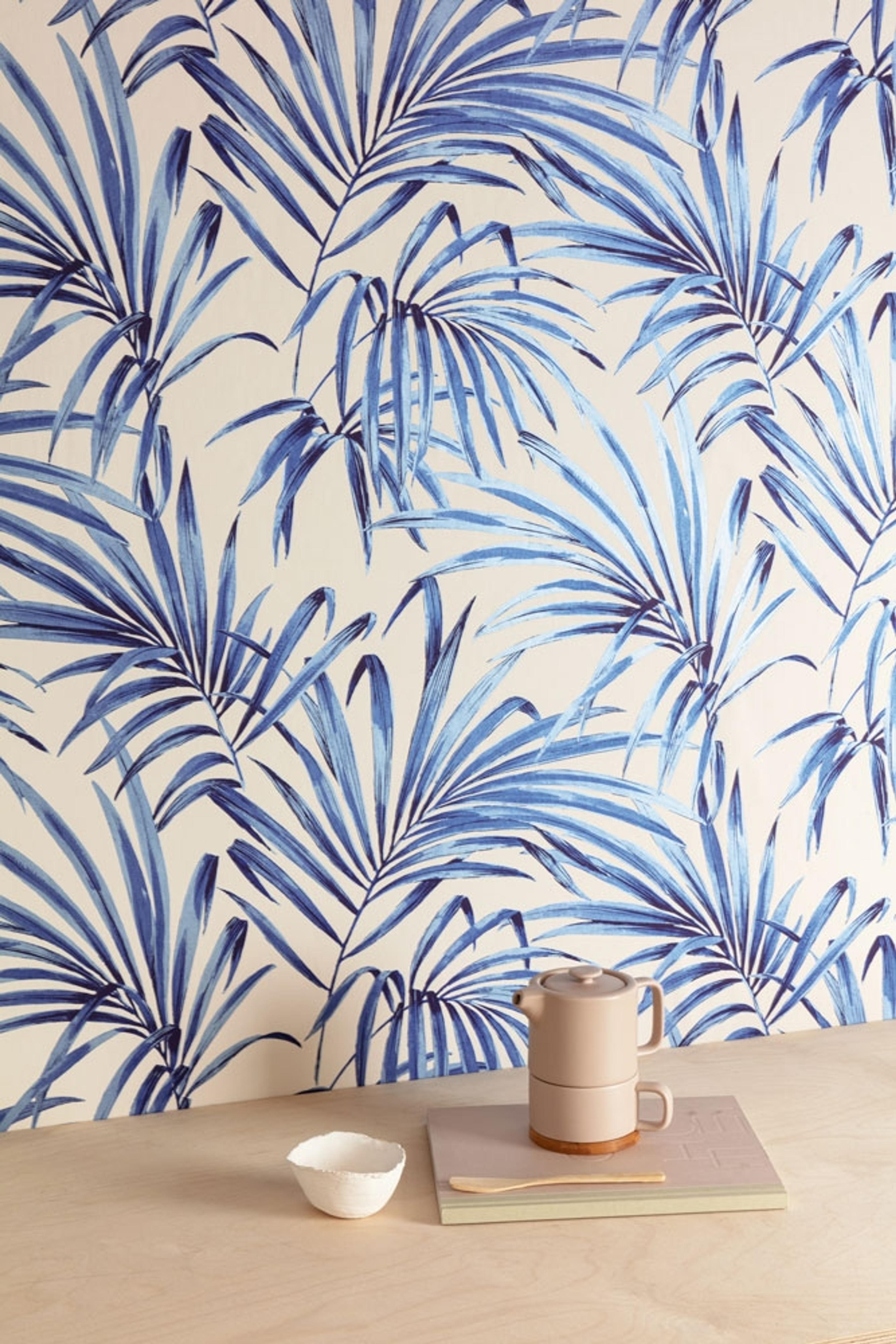 Palm cobalt tapet med botaniskt mönster i vit. Från kollektionen lotus. Nonwoven-material med förskjuten passning.