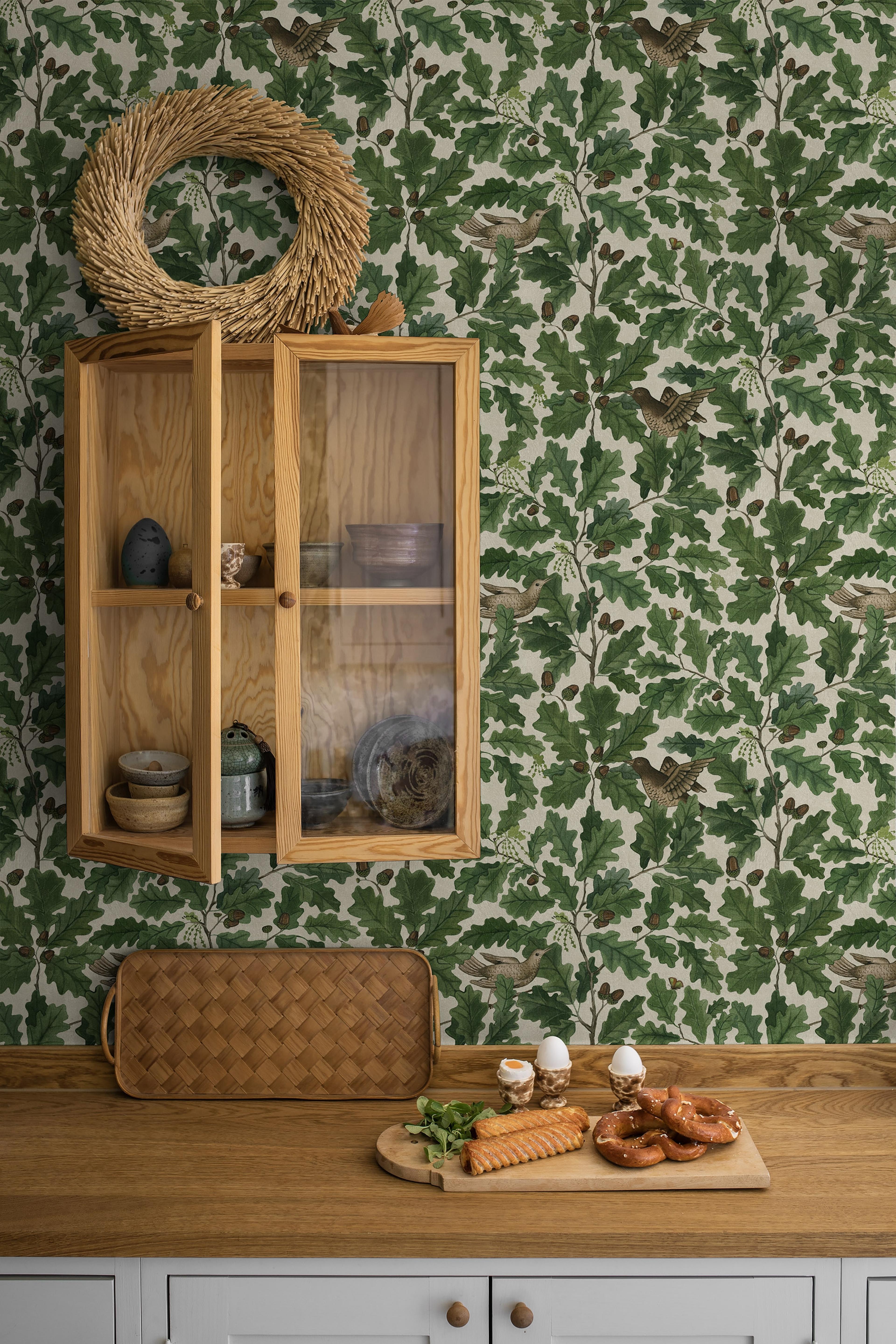 In the Oak tapet med djur, botaniskt, blommigt mönster i grön och beige. Från kollektionen Special Edition Forest. Nonwoven-material med rak passning. Lyx-stil.