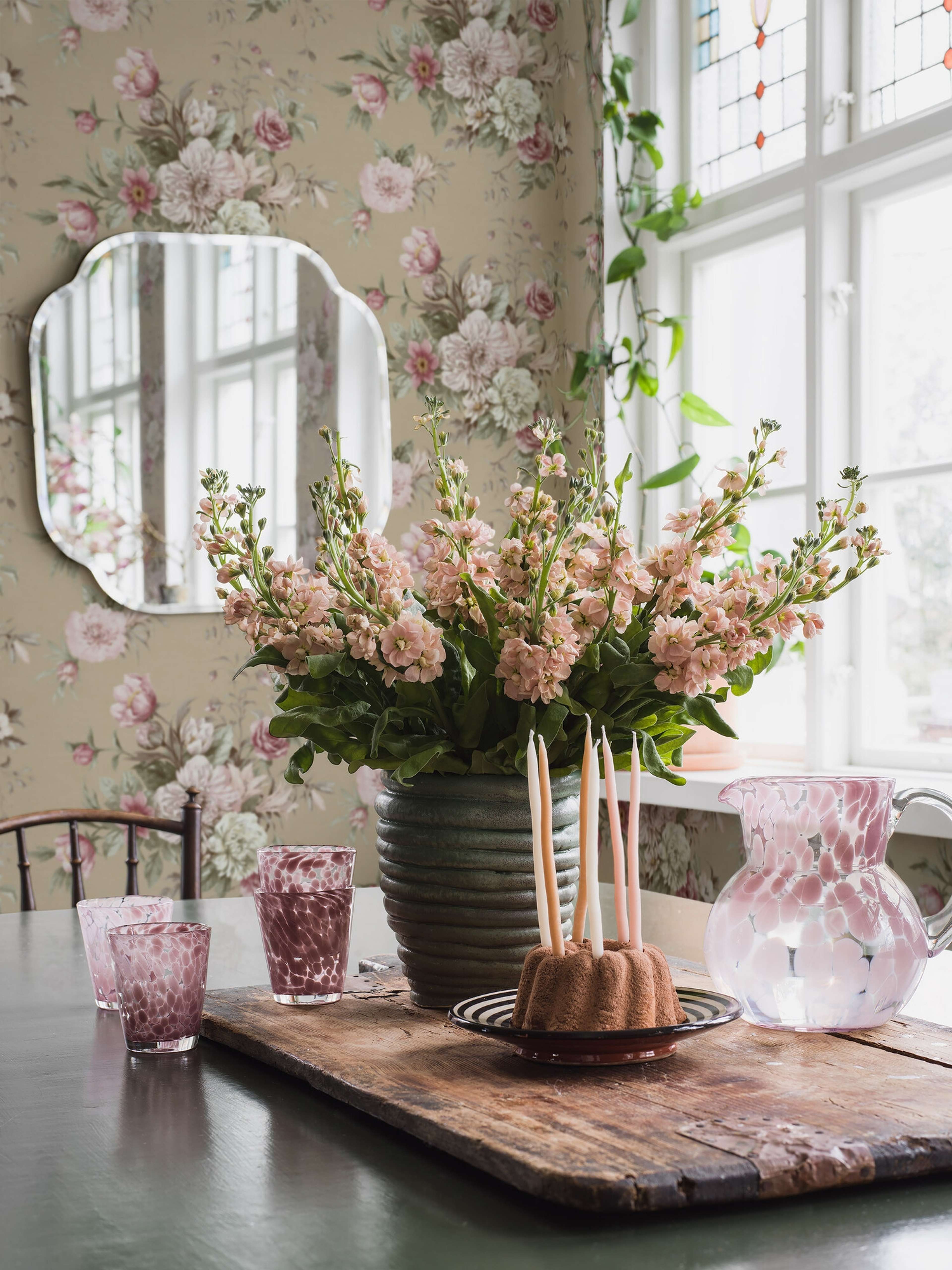 Floral Charm tapet tapet med blommigt mönster i beige. Från kollektionen Dreamy Escape. Nonwoven-material med förskjuten passning. Passar i vardagsrum och matsal.