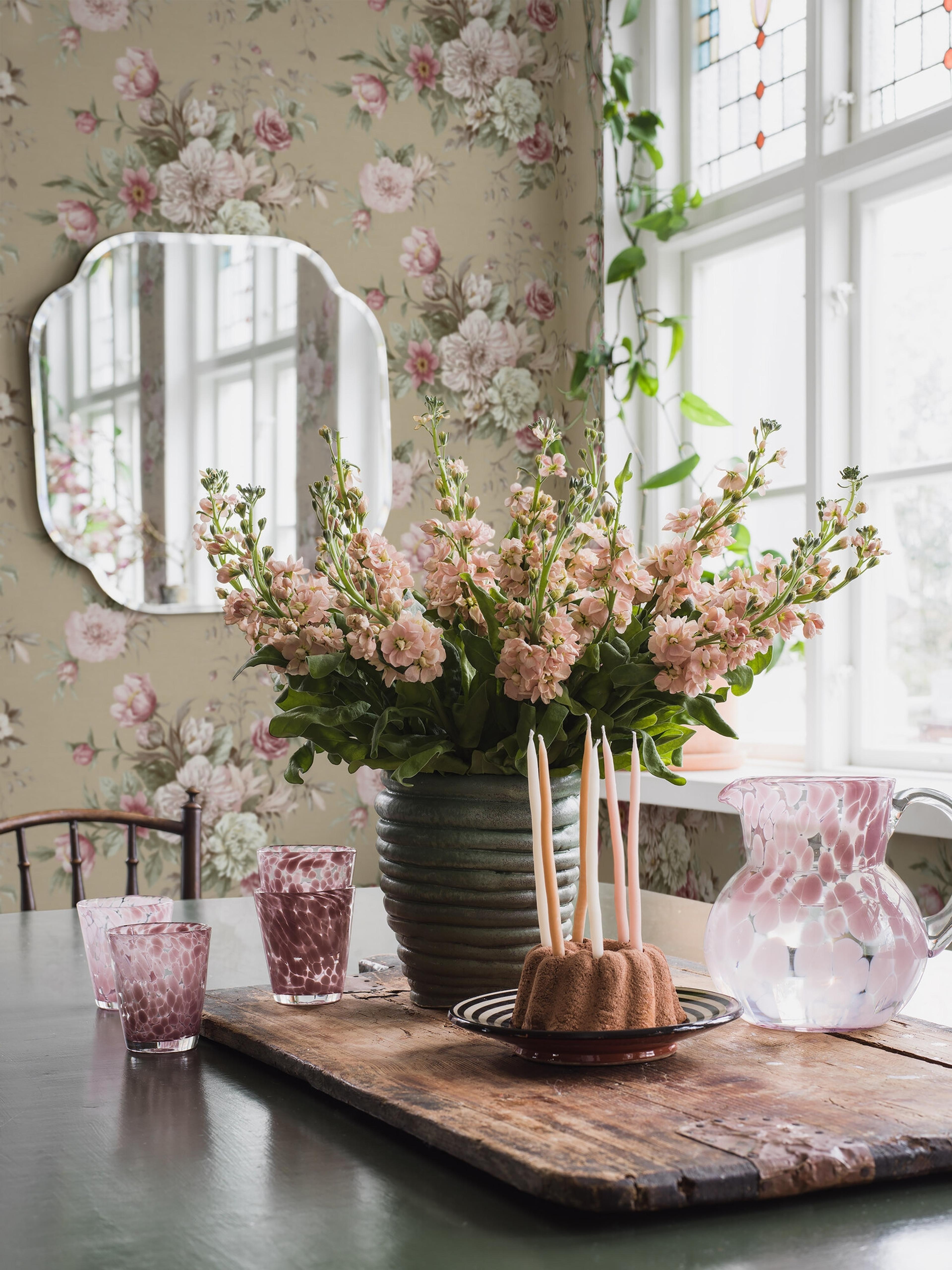 Floral Charm tapet tapet med blommigt mönster i beige. Från kollektionen Dreamy Escape. Nonwoven-material med förskjuten passning. Passar i vardagsrum och matsal.