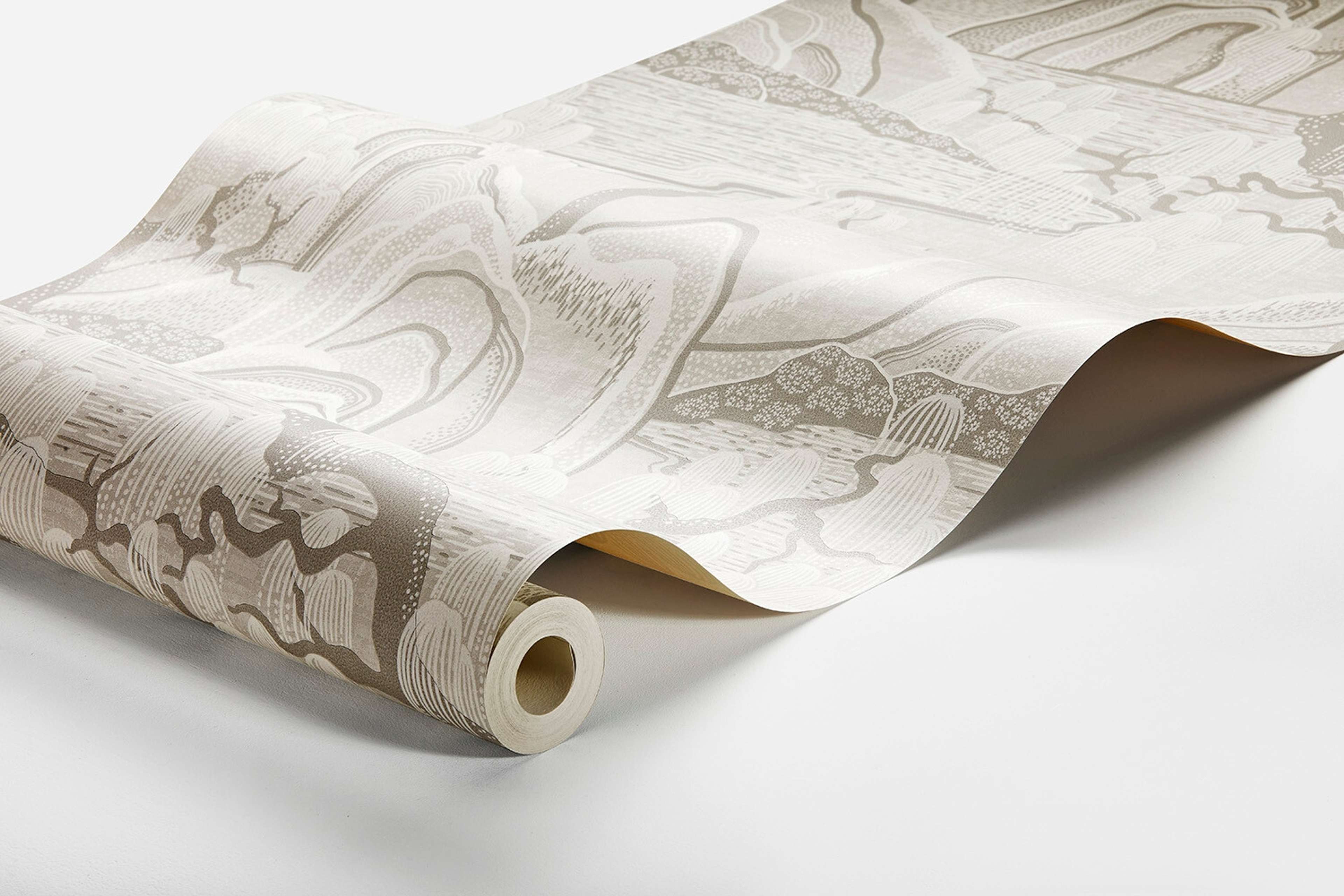 Indigo Garden tapet från Boråstapeter med naturochlandskap mönster i grå. Från kollektionen Eastern Simplicity. Nonwoven-material med förskjuten passning. Passar i vardagsrum, hall och arbetsrum.