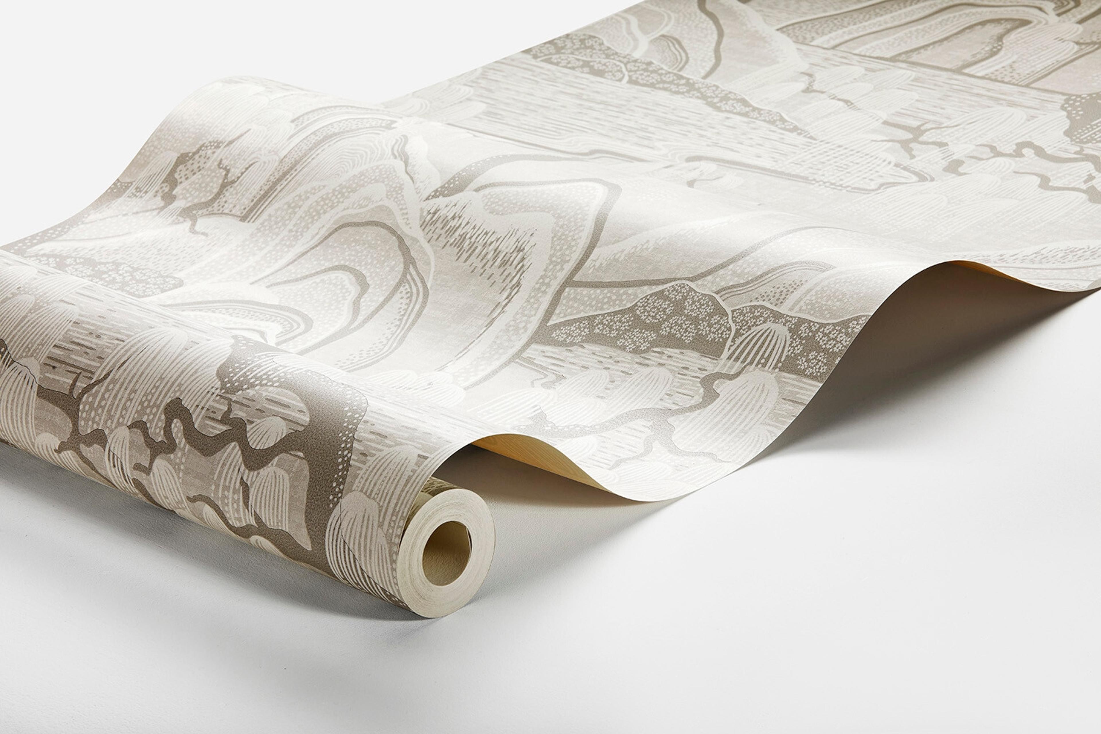 Indigo Garden tapet från Boråstapeter med naturochlandskap mönster i grå. Från kollektionen Eastern Simplicity. Nonwoven-material med förskjuten passning. Passar i vardagsrum, hall och arbetsrum.
