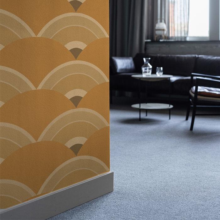 Design no 2 Gul/Guld tapet med grafiskt, retro mönster i gul. Från kollektionen Limited Edition 2023. Nonwoven-material med rak passning.