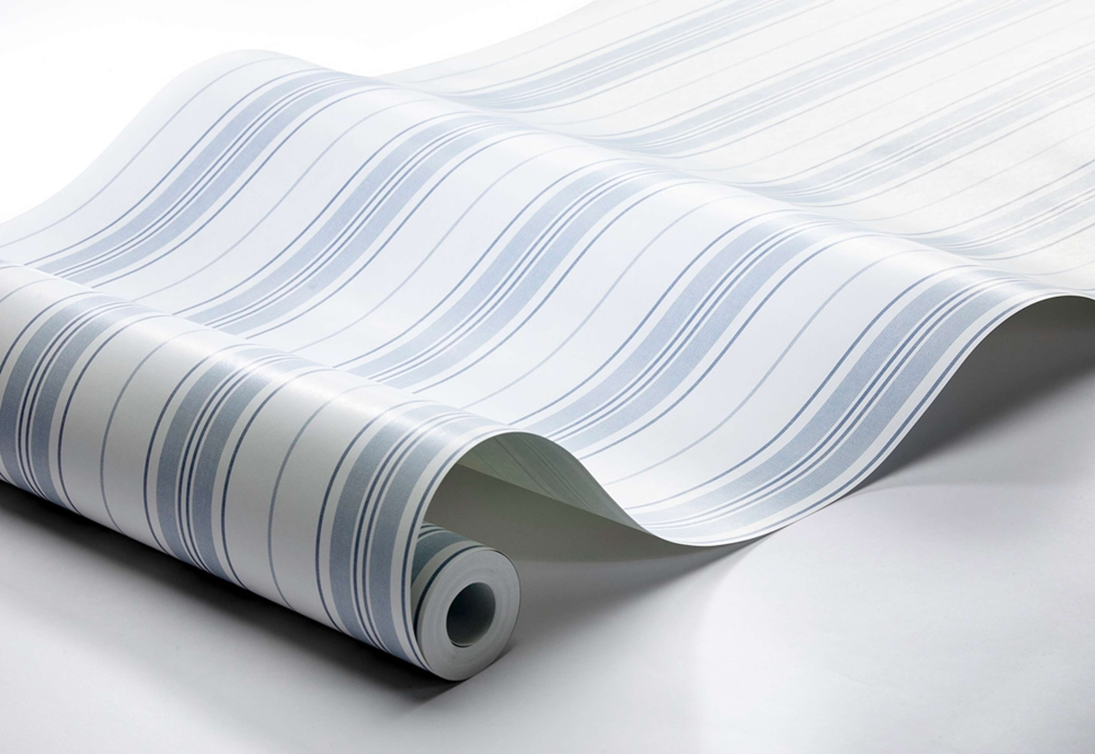 Hamnskär Stripe tapet från Boråstapeter med randigt mönster i blå. Från kollektionen Marstrand II. Nonwoven-material. Country-stil. Passar i vardagsrum, matsal och arbetsrum.