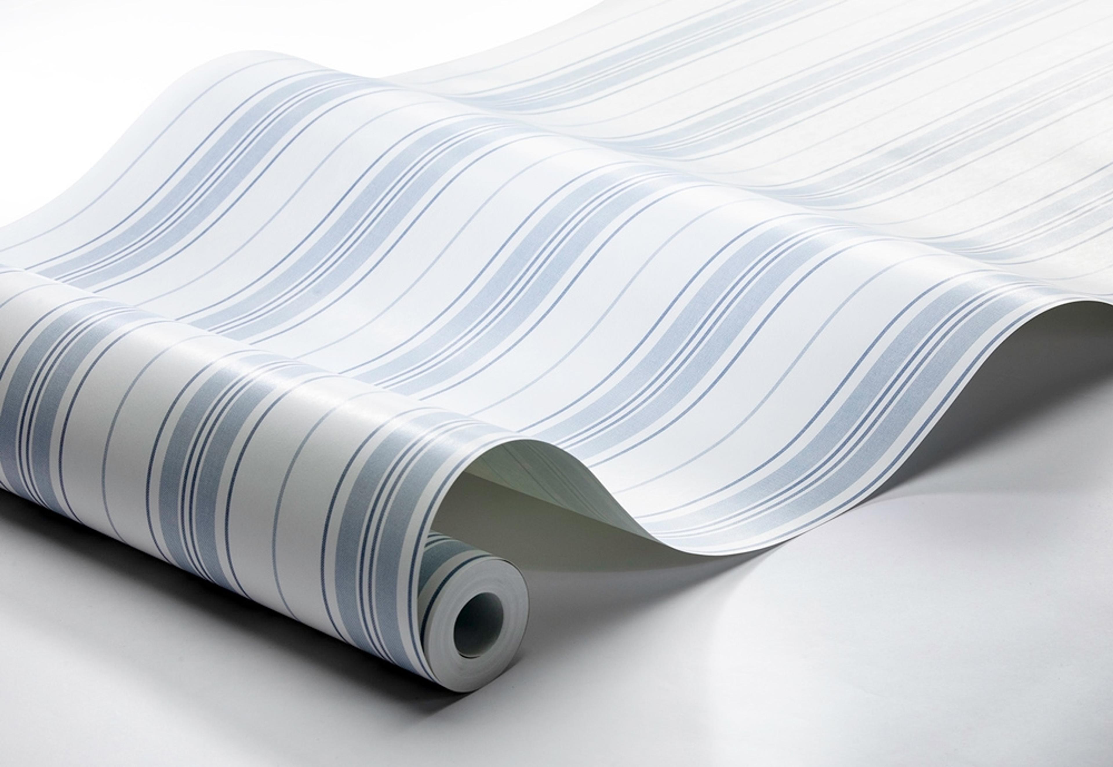Hamnskär Stripe tapet från Boråstapeter med randigt mönster i blå. Från kollektionen Marstrand II. Nonwoven-material. Country-stil. Passar i vardagsrum, matsal och arbetsrum.
