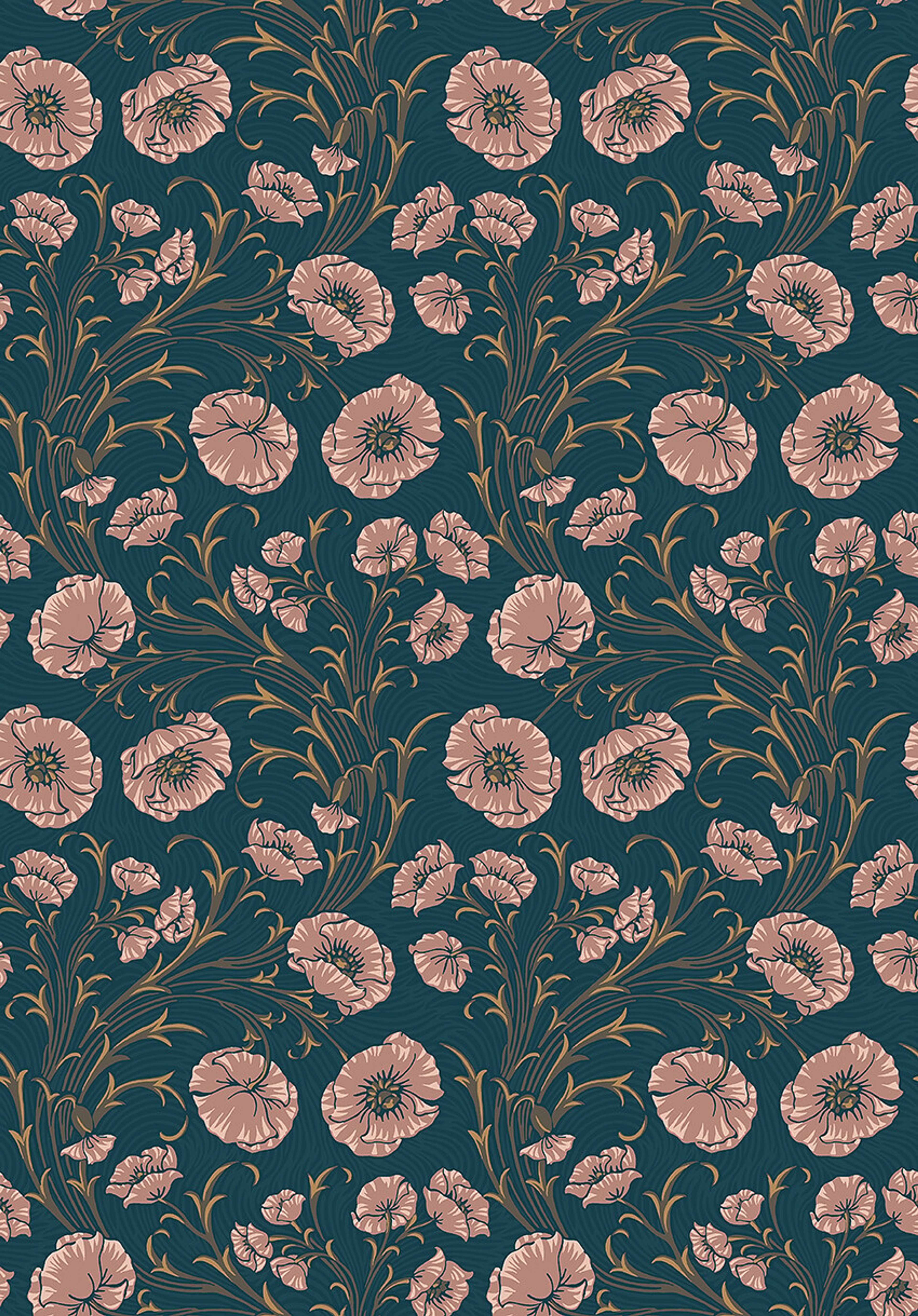 Poppy Flow blommor på blå botten tapet med blommigt mönster i blå. Från kollektionen Treasured. Nonwoven-material med rak passning. Passar i kök, hall och arbetsrum.