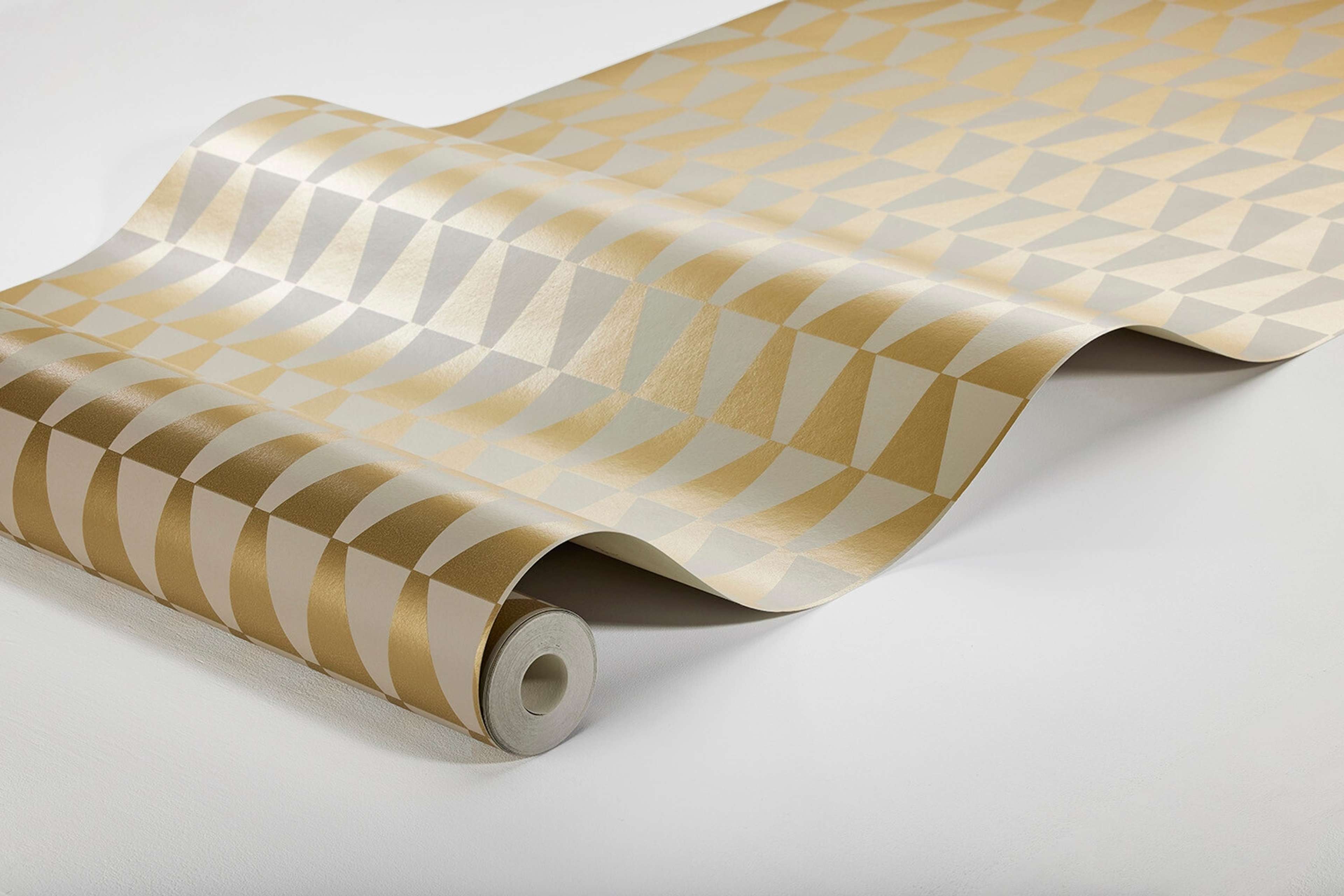 Arne Jacobsen Trapez tapet med grafiskt, retro mönster i beige. Från kollektionen Scandinavian Designers III. Nonwoven-material med rak passning.