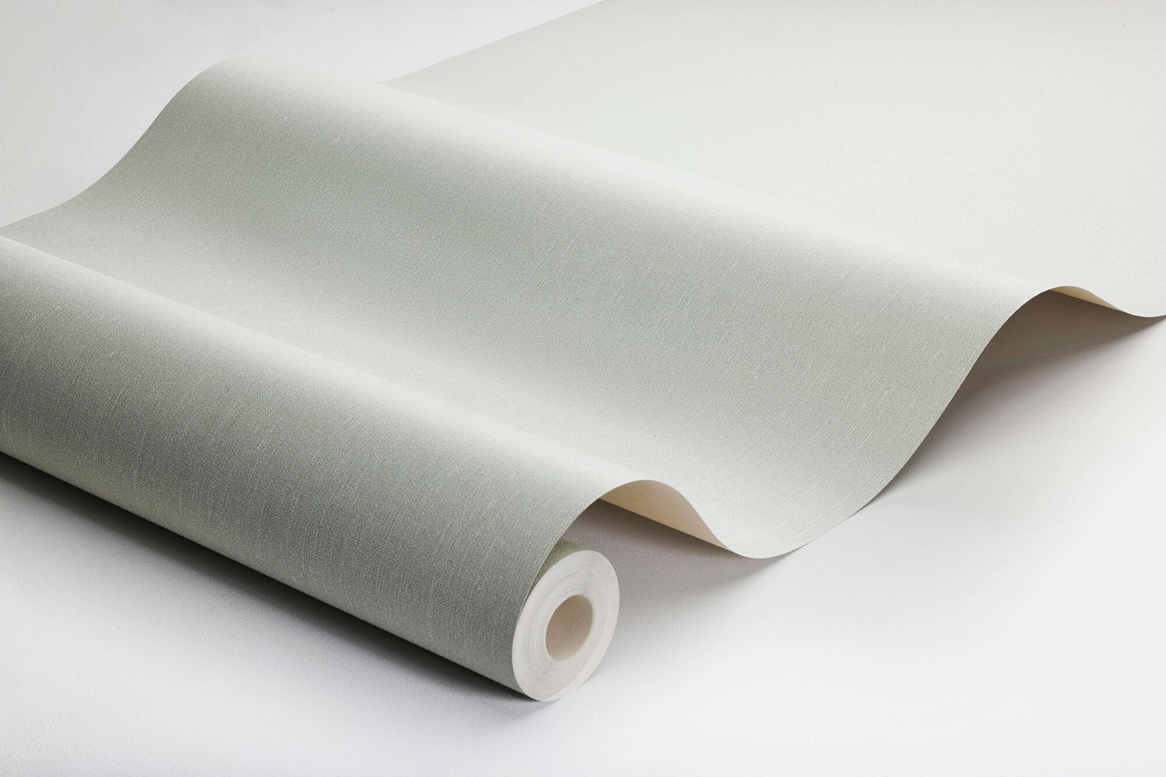 Soft Jade tapet med enfargat, textilimitation mönster i grön. Från kollektionen Linen. Nonwoven-material. Passar i vardagsrum och matsal.