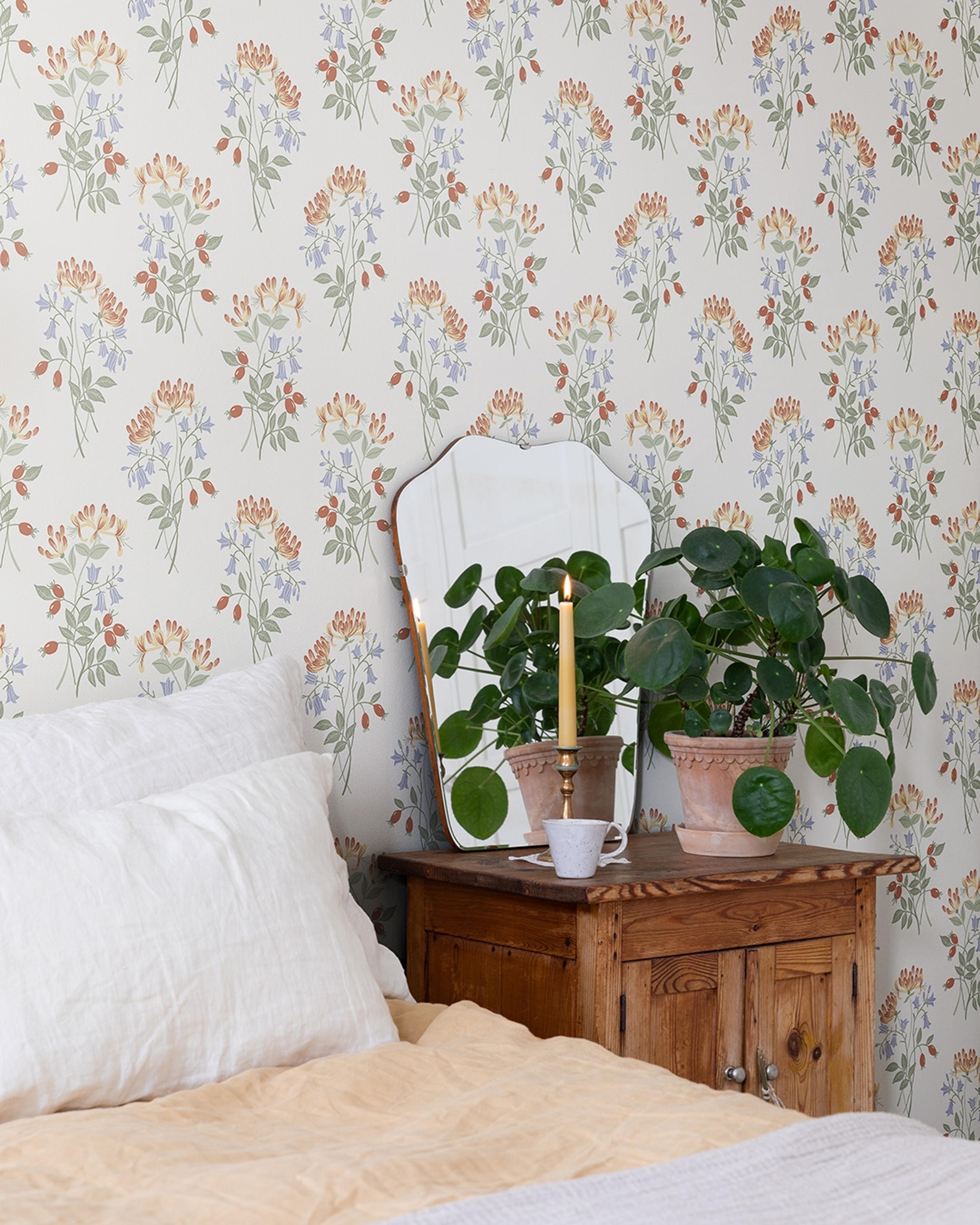 Kaprifol, vit tapet tapet med blommigt mönster i vit. Från kollektionen Långenäs. Nonwoven-material med rak passning.