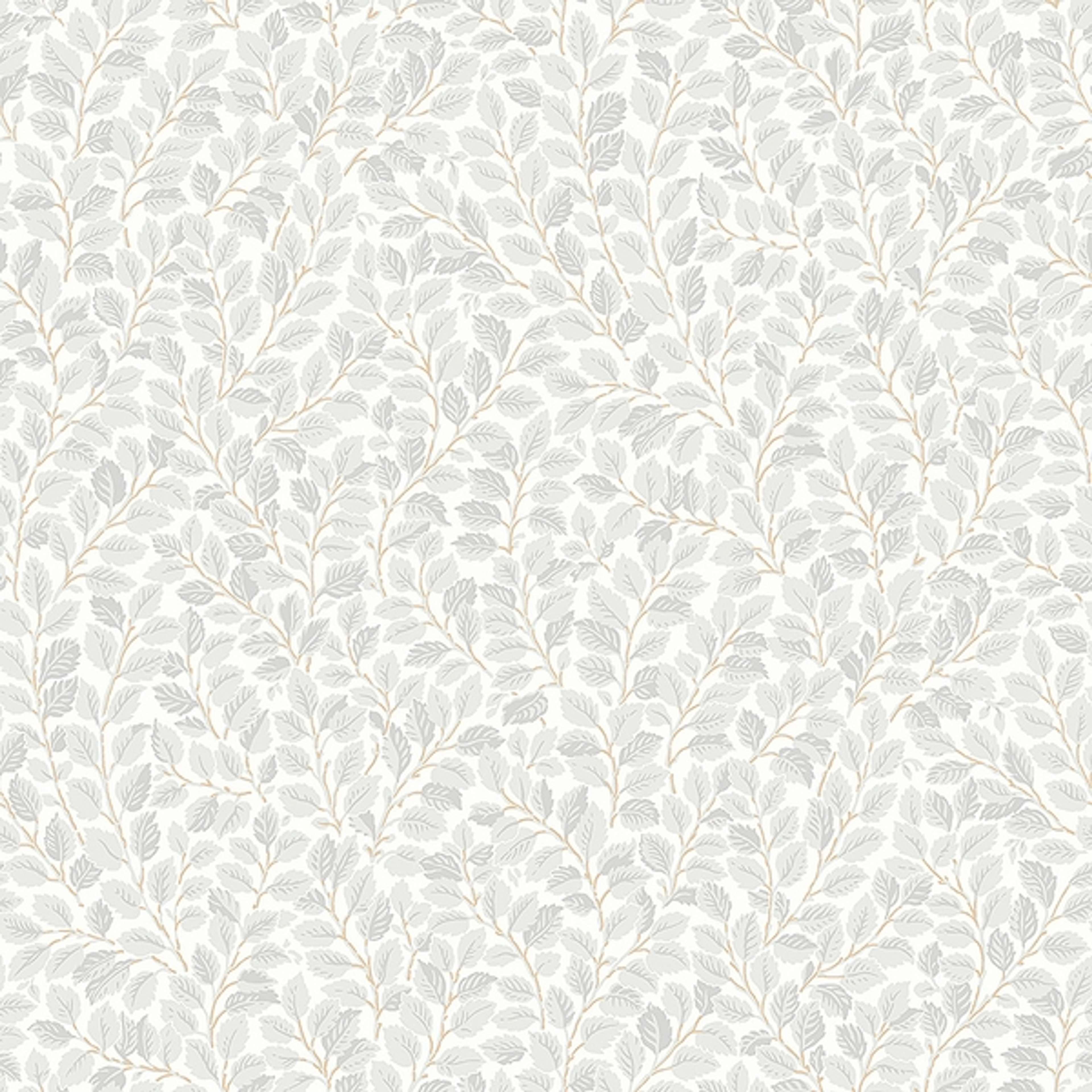 Hazel småbladig, grå/beige tapet från Boråstapeter med botaniskt mönster i grå och beige. Från kollektionen Falsterbo III. Nonwoven-material med rak passning. Country, city-stil.