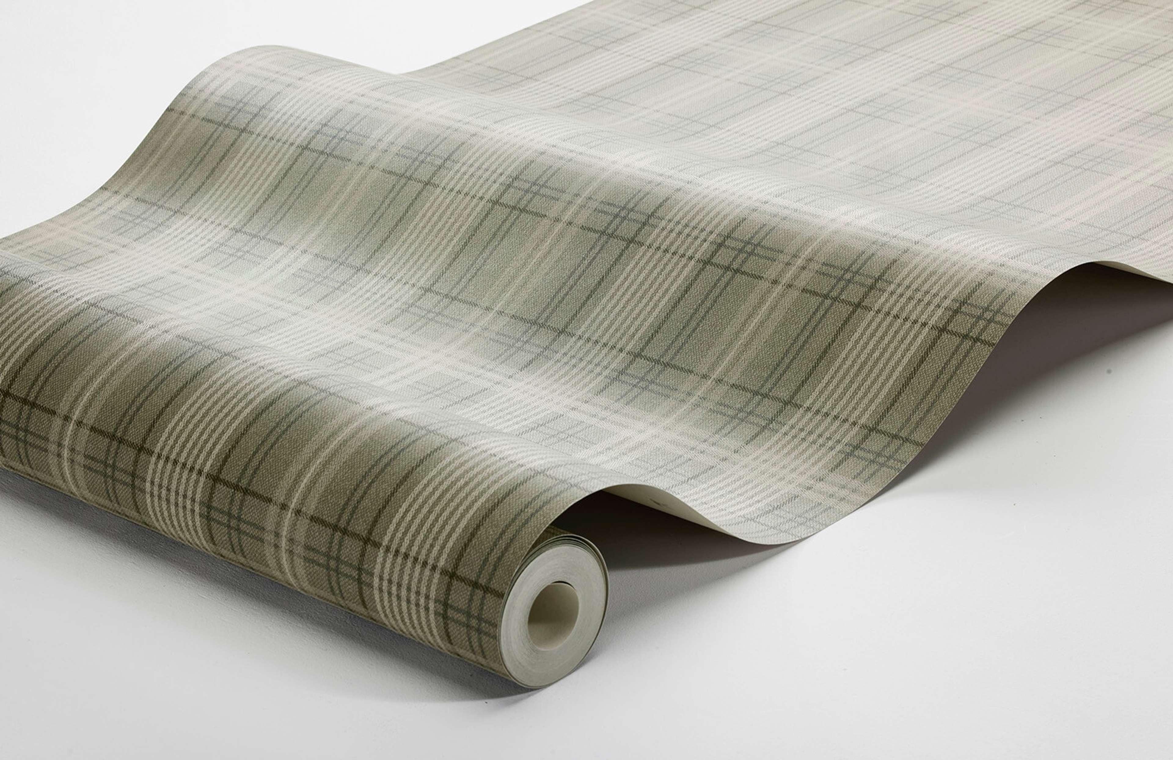 Tailor´s Tweed rutor i olivgrönt tapet med rutigt mönster i grön. Från kollektionen Cottage Garden. Nonwoven-material med rak passning. Country-stil. Passar i vardagsrum, matsal och hall.