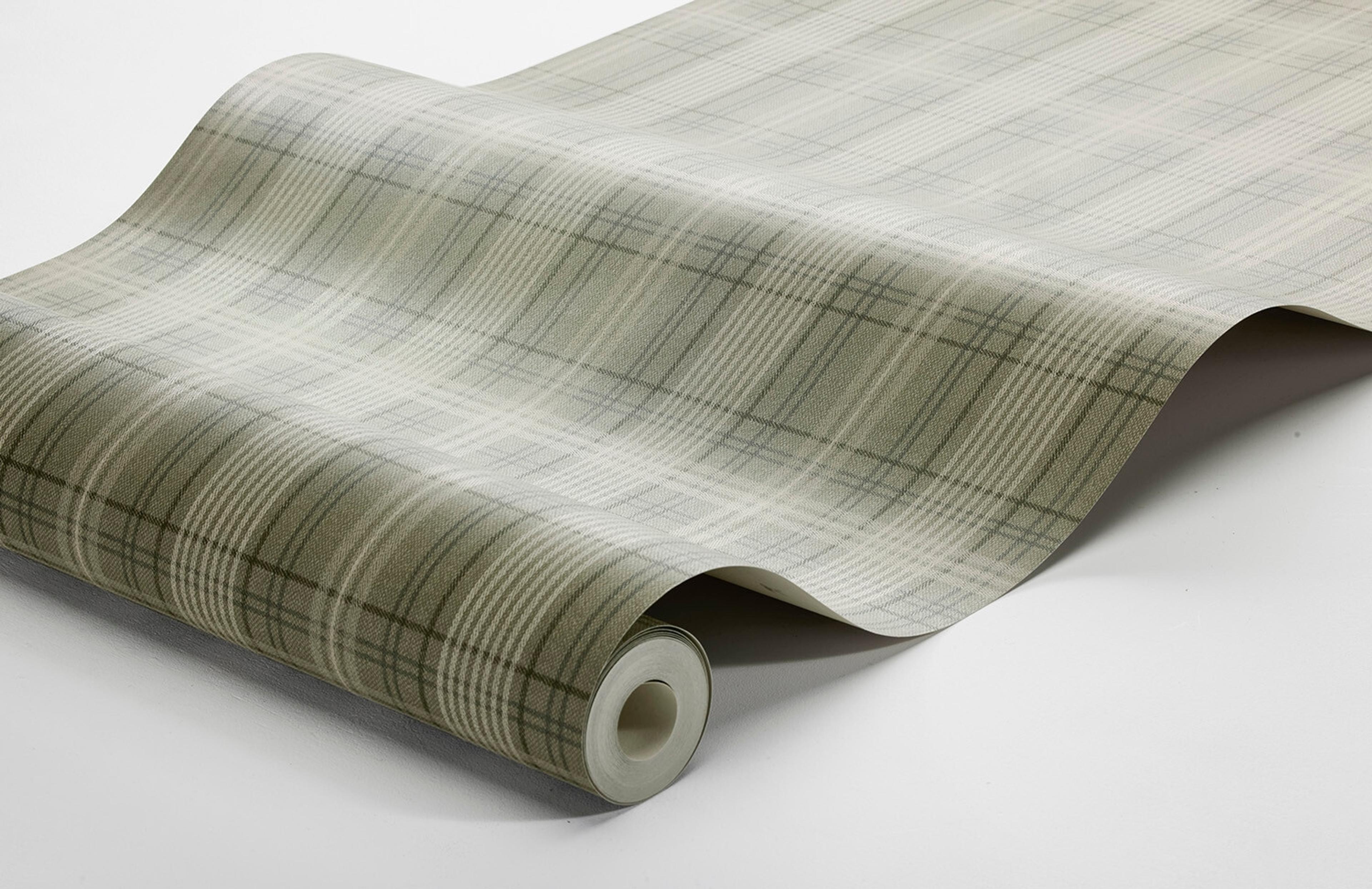 Tailor´s Tweed rutor i olivgrönt tapet med rutigt mönster i grön. Från kollektionen Cottage Garden. Nonwoven-material med rak passning. Country-stil. Passar i vardagsrum, matsal och hall.