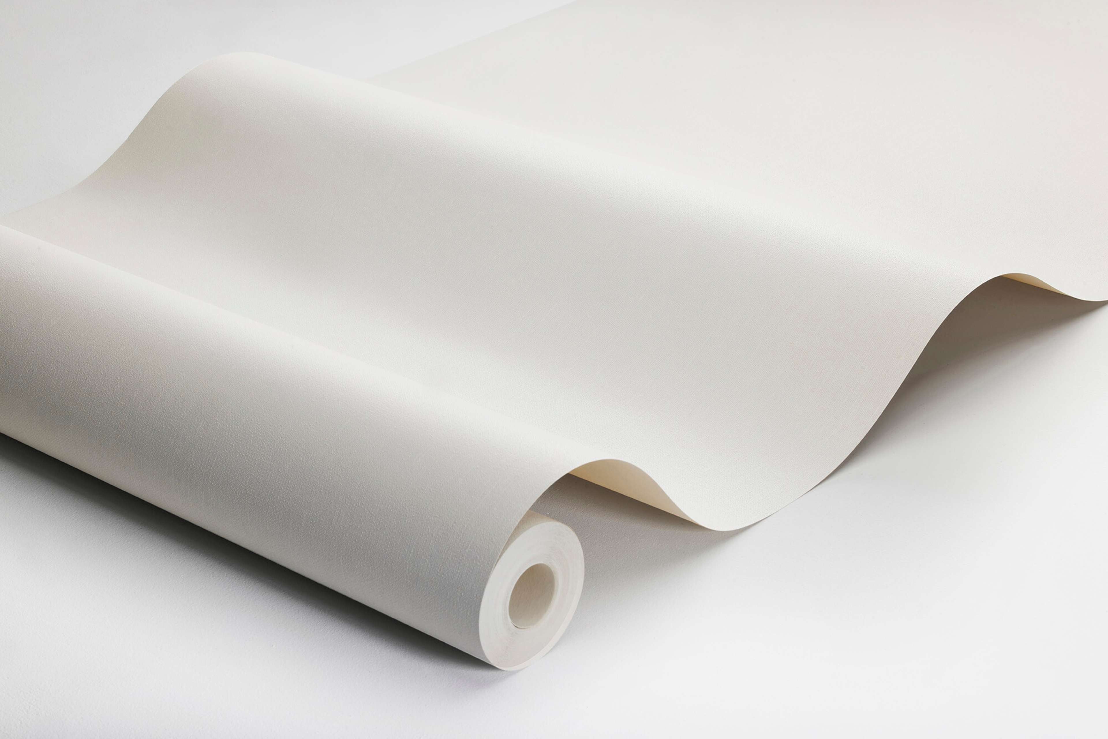 Calm White tapet med enfargat, textilimitation mönster i vit. Från kollektionen Linen. Nonwoven-material. Passar i vardagsrum och matsal.