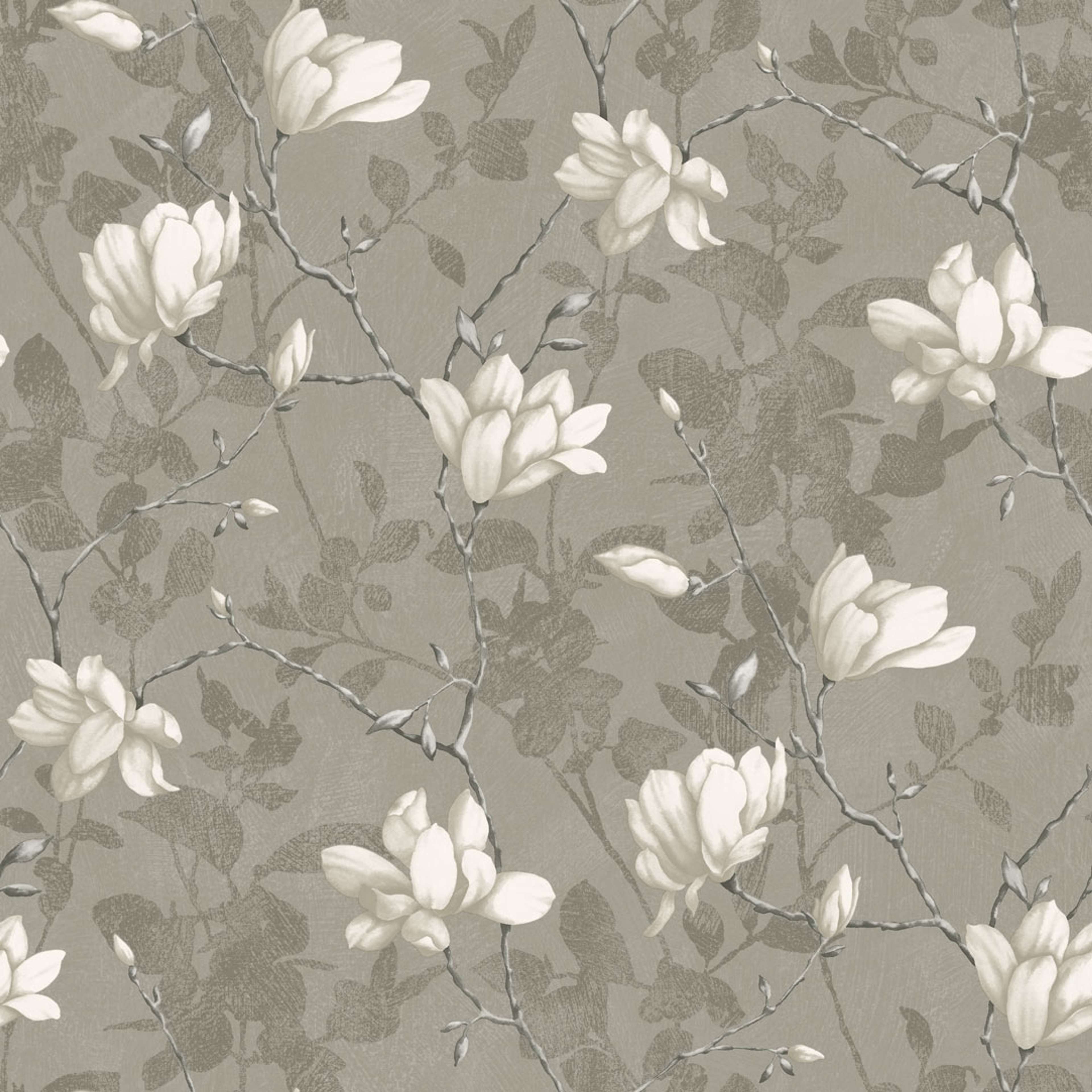 Lily Tree, grå tapet från Boråstapeter med blommigt mönster i silver och beige. Från kollektionen In Bloom. Nonwoven-material med rak passning. Country, city-stil. Passar i vardagsrum, sovrum och hall.