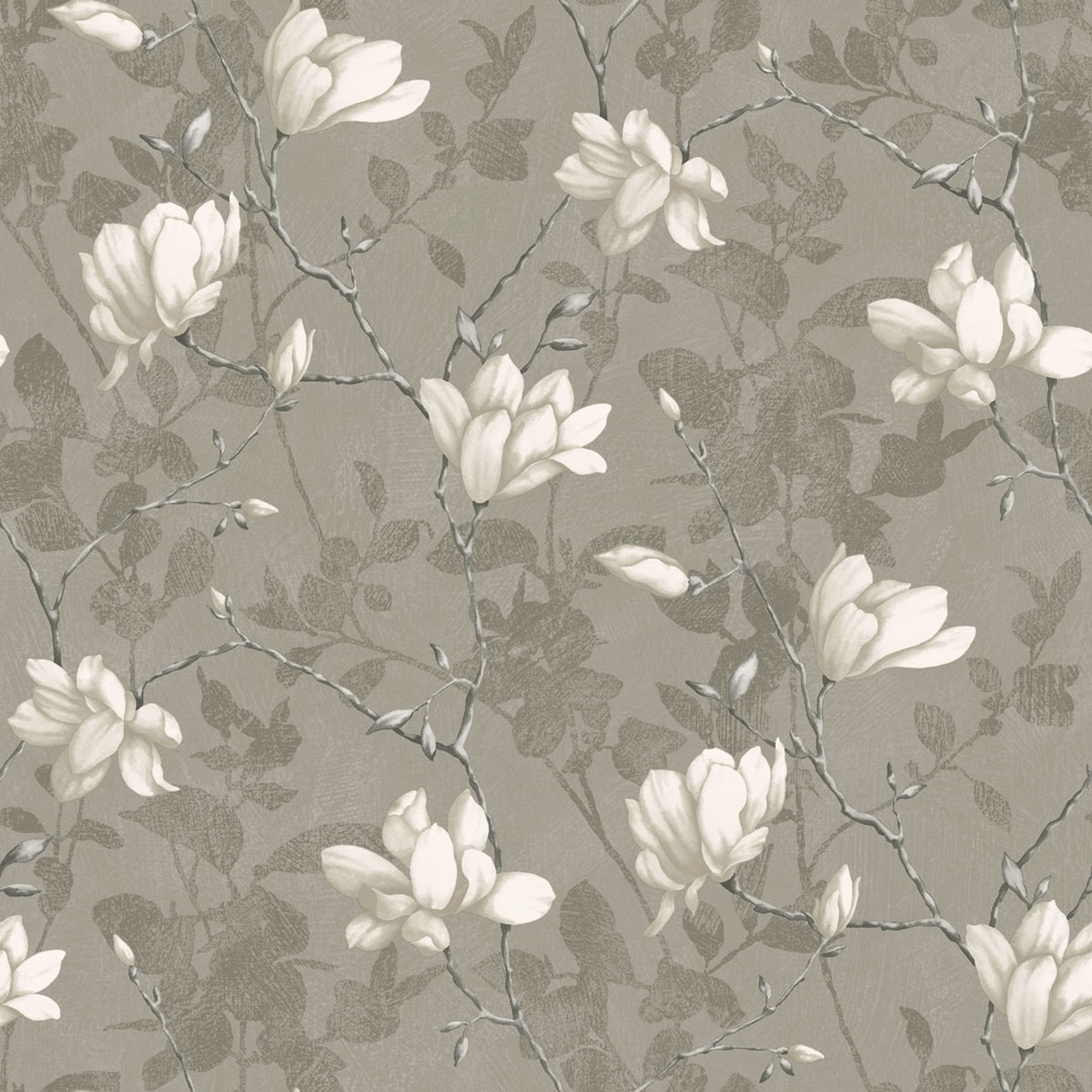 Lily Tree, grå tapet från Boråstapeter med blommigt mönster i silver och beige. Från kollektionen In Bloom. Nonwoven-material med rak passning. Country, city-stil. Passar i vardagsrum, sovrum och hall.