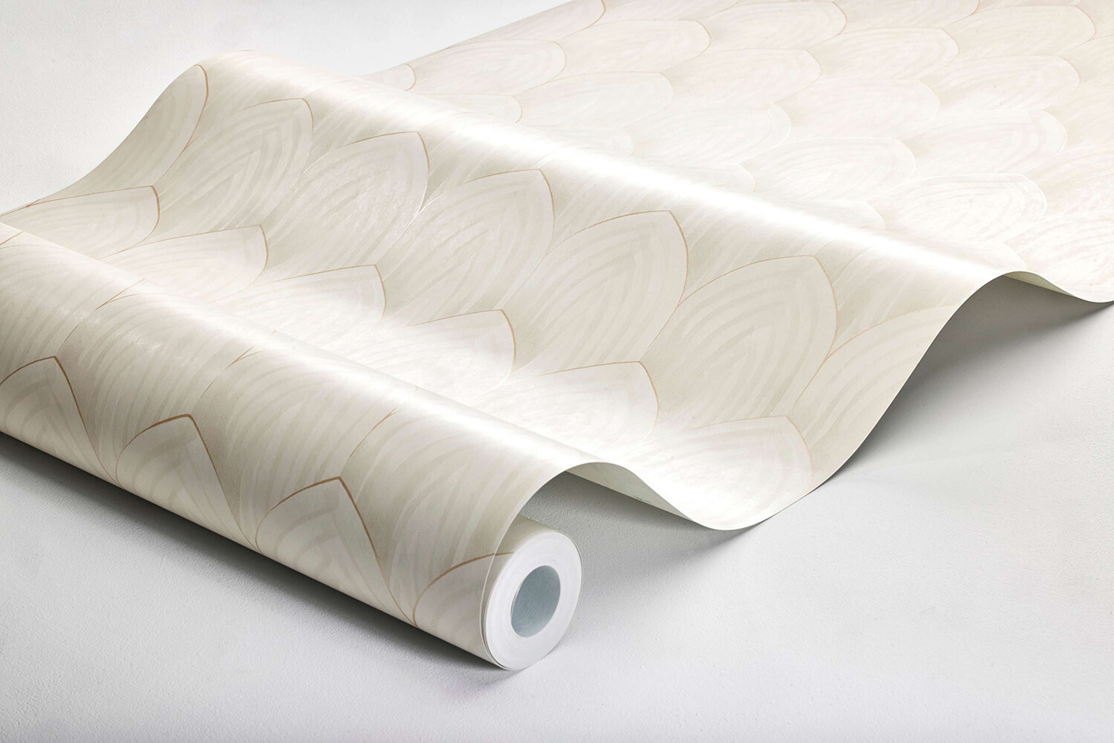 Golden Arches tapet tapet med geometriskt mönster i vit. Från kollektionen Dreamy Escape. Nonwoven-material med rak passning. Passar i vardagsrum och matsal.